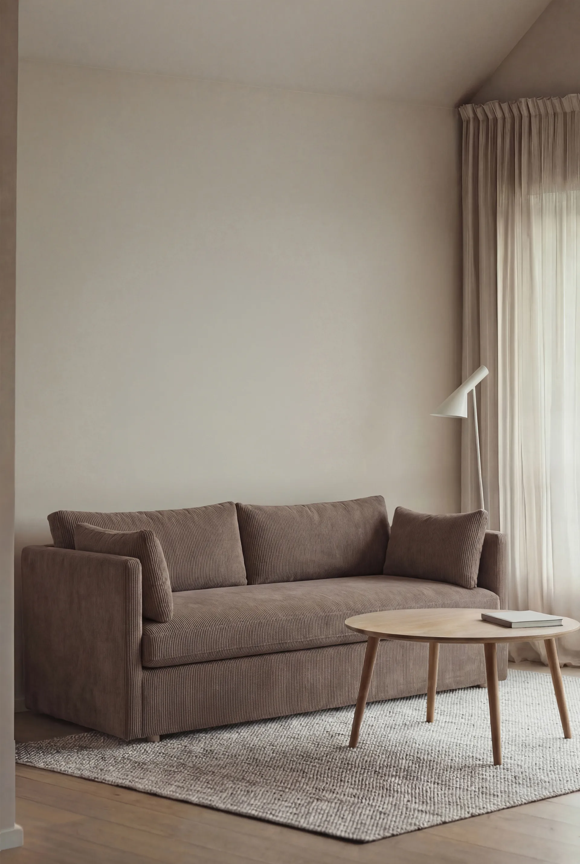 Linnevik καναπές, Jump brown 1955-Λευκή λαδωμένη δρυς, 2 θέσεων, με φούστα 1898