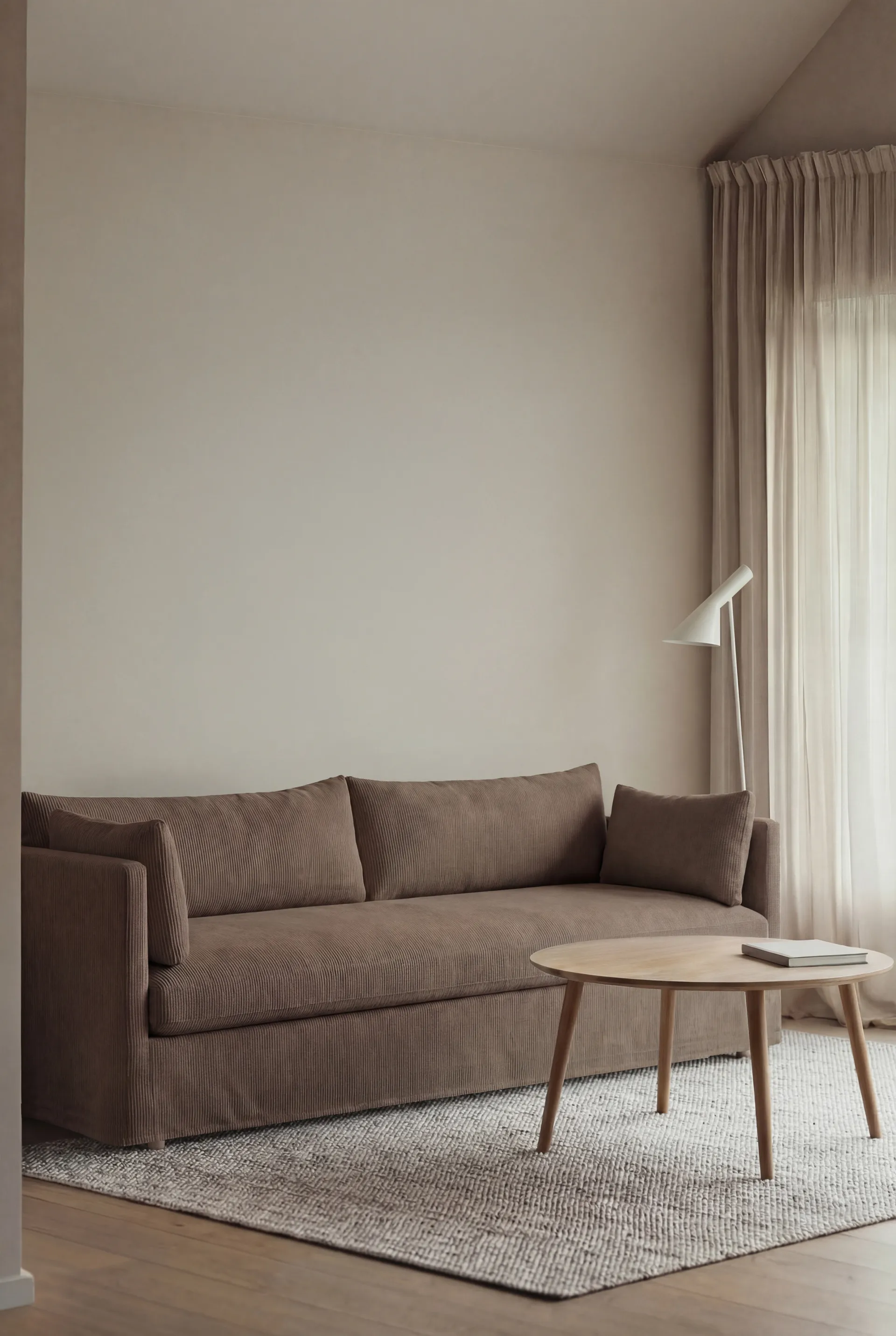 Linnevik καναπές, Jump brown 1955-Λευκή λαδωμένη δρυς, 4 θέσεων, με φούστα 1898