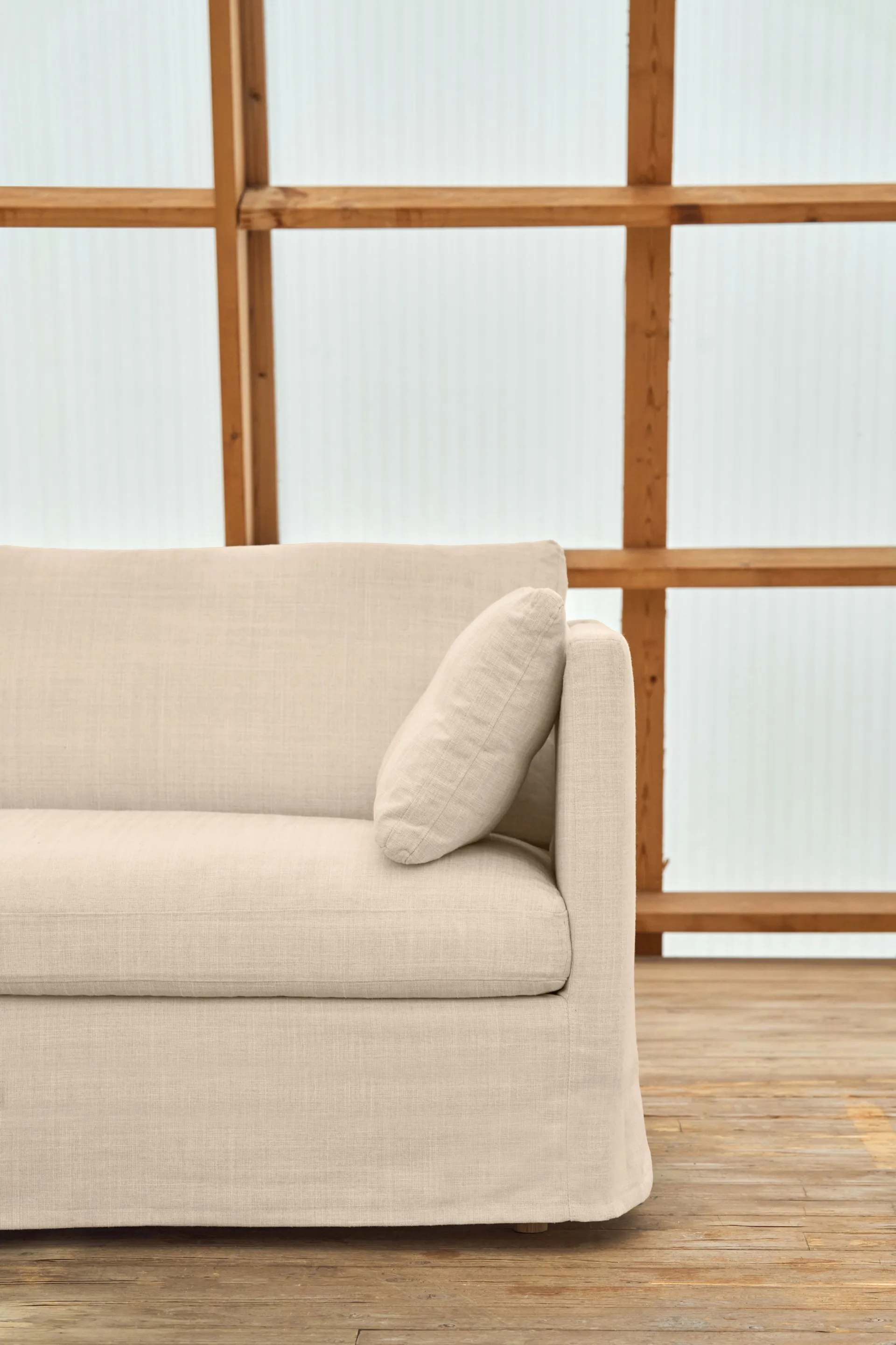 Linnevik καναπές, Same Beige 6670-Λευκή λαδωμένη δρυς, 4 θέσεων, με φούστα 1898