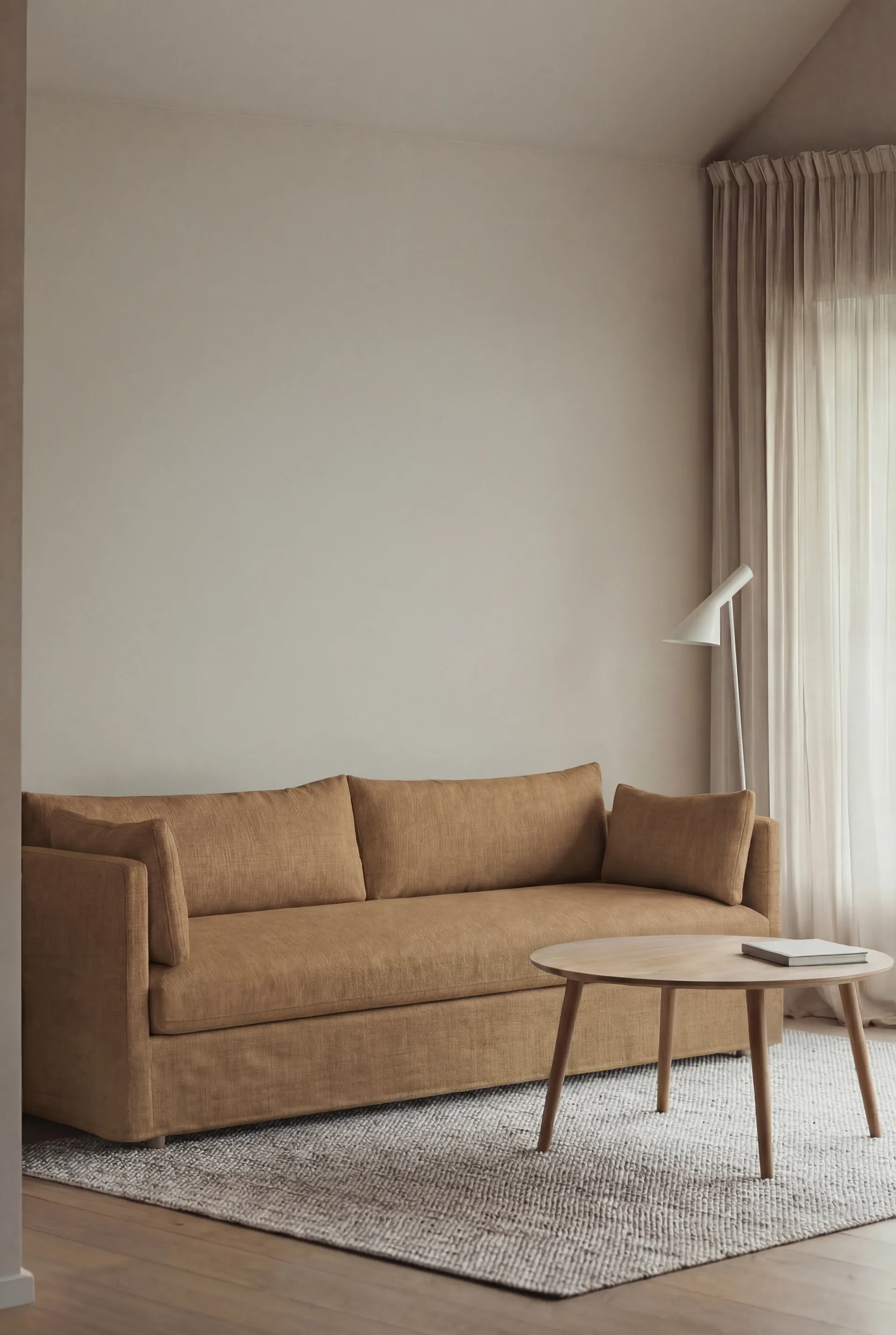 Linnevik καναπές, Same Ochre 6676-Λευκή λαδωμένη δρυς, 4 θέσεων, με φούστα 1898