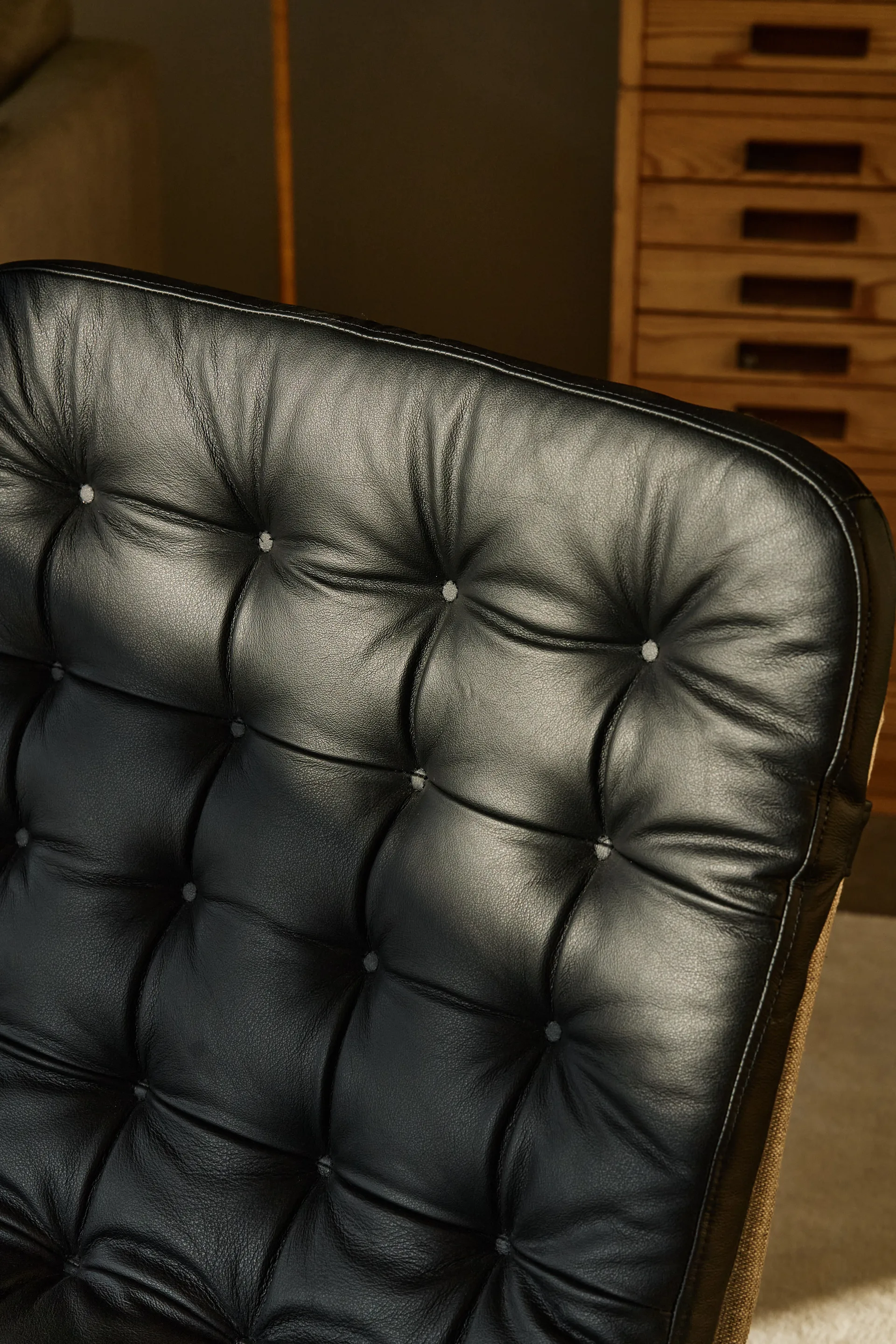 Πολυθρόνα Loholm με λειτουργία περιστροφής, Black leather-Bern Beige 0341 1898