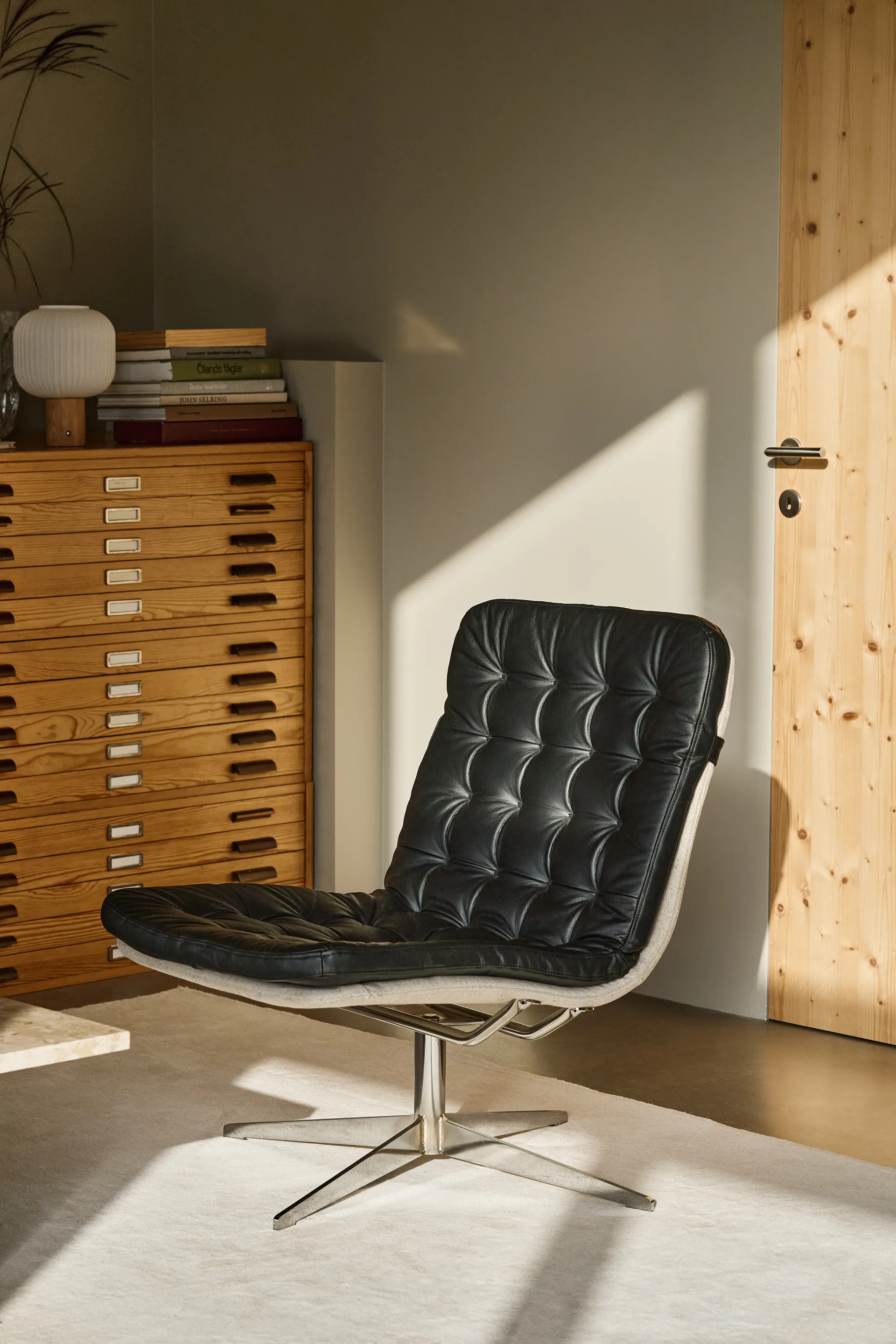 Πολυθρόνα Loholm με λειτουργία περιστροφής, Black leather-Bern Beige 0341 1898