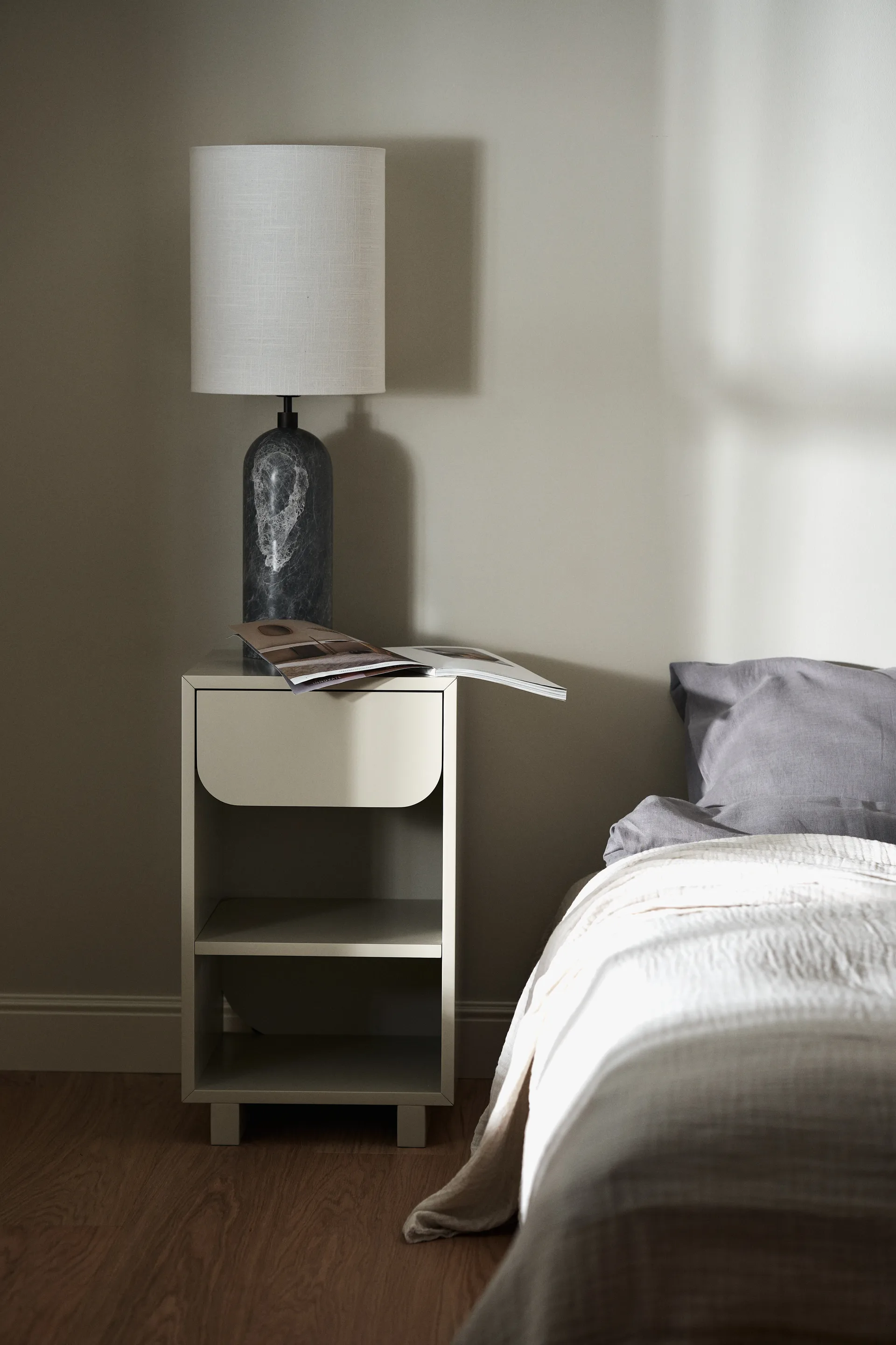 Vidja κομοδίνο, Μπεζ 1898