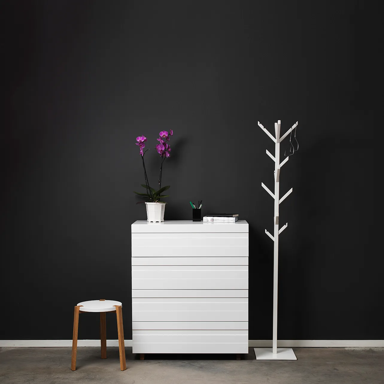 Λευκή συρταριέρα, 4 συρτάρια, Πόδια από δρυ A2