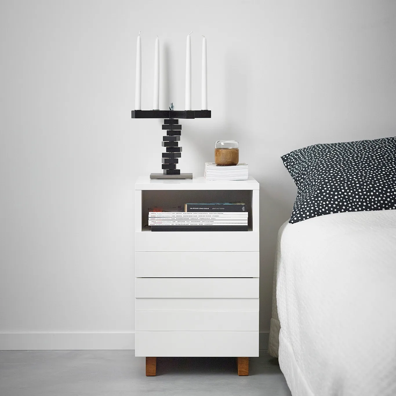 Λευκό κομοδίνο, Πόδια από δρυ A2