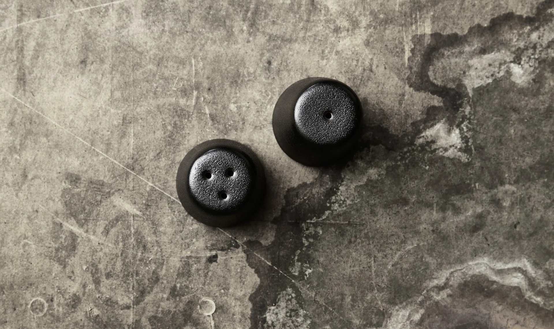 Raw σετ αλατιέρας πιπεριέρας, Titanium Black Aida