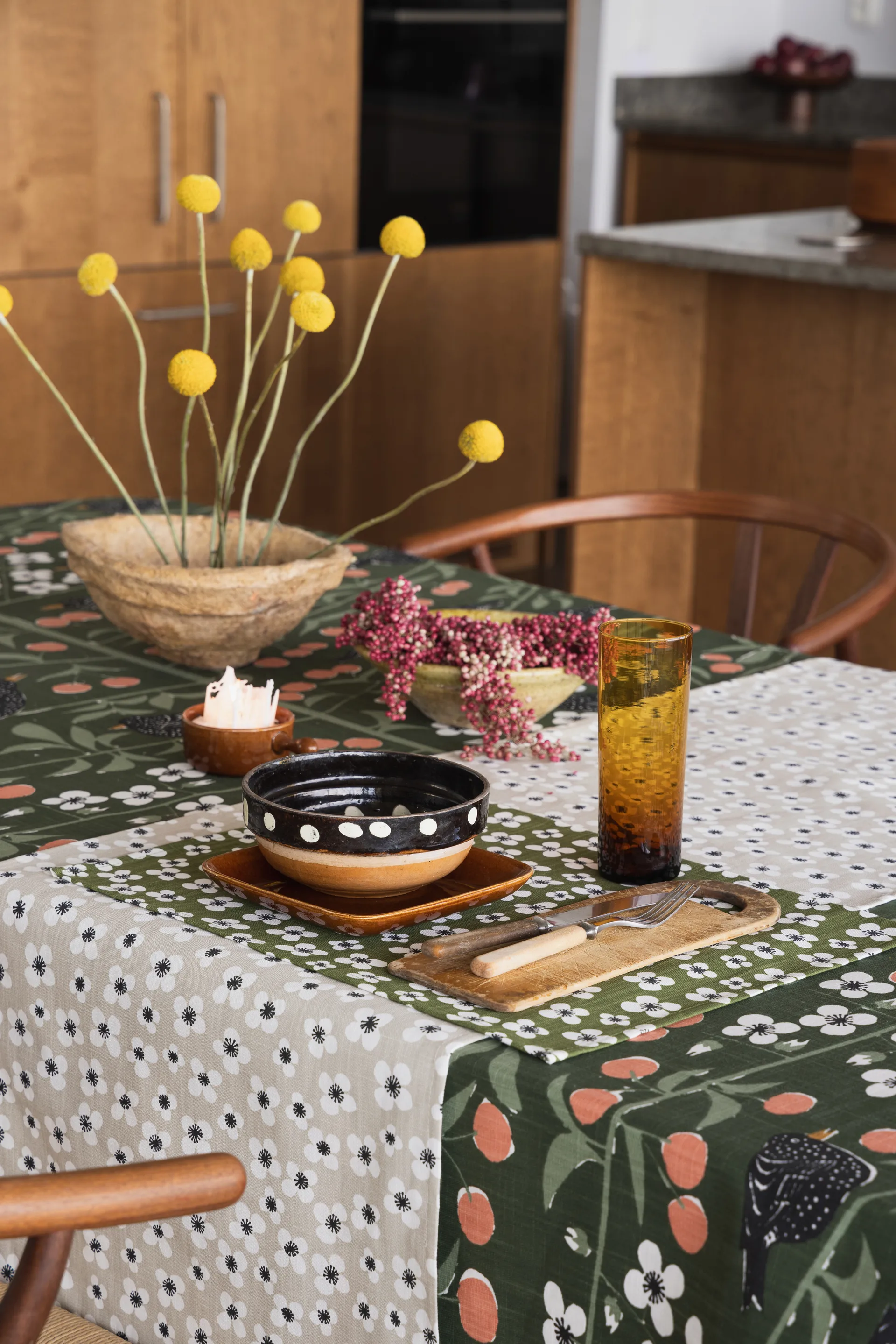 Körsbärsträdgården τραπεζομάντηλο, Σκούρο πράσινο, 145x250 cm Almedahls