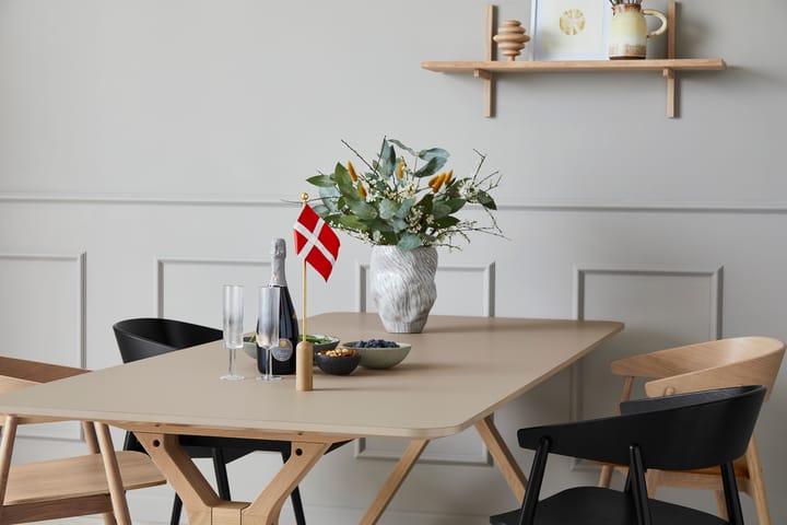 Celebrating Denmark σημαιάκι τραπεζιού 40 εκ, Oak-brass Andersen Furniture