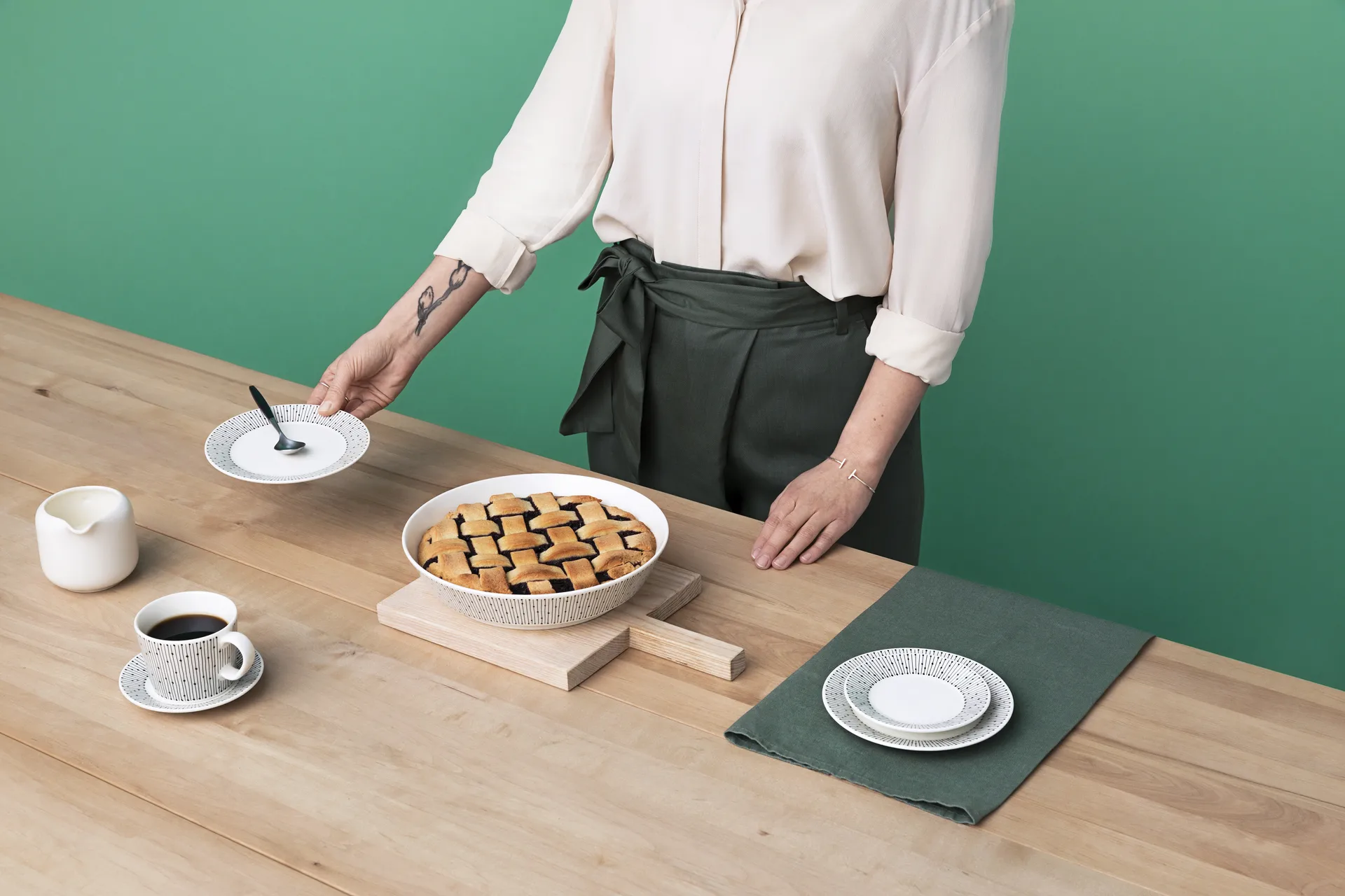 Mainio Sarastus βαθύ πιάτο Ø 23 cm, Μαύρο-λευκό Arabia