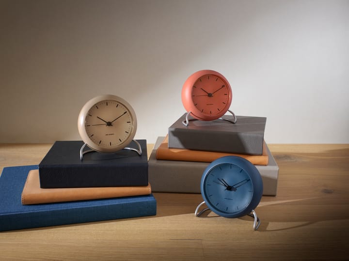 AJ City Hall επιτραπέζιο ρολόι, μπεζ της άμμου Arne Jacobsen Clocks