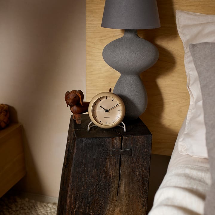 AJ City Hall επιτραπέζιο ρολόι, μπεζ της άμμου Arne Jacobsen Clocks