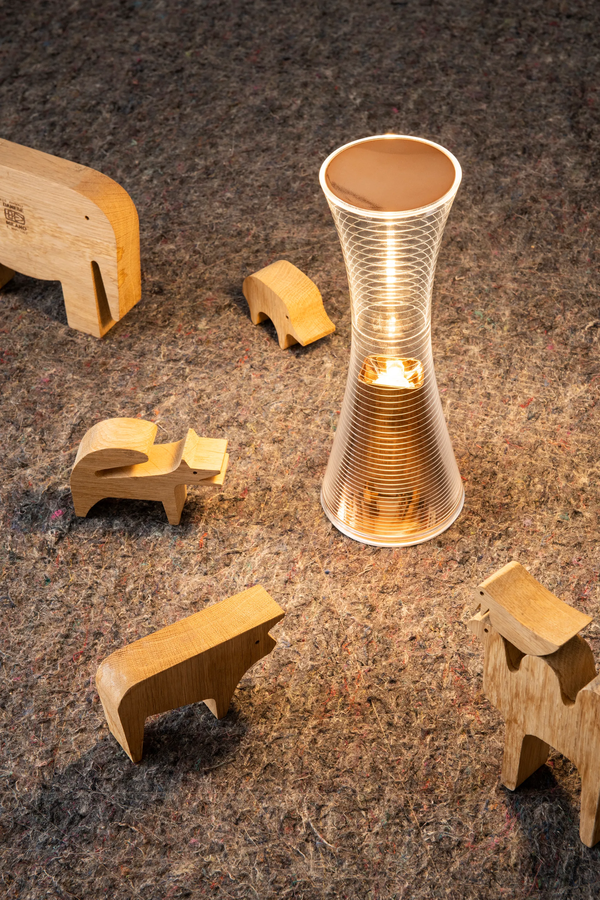 Φορητό επιτραπέζιο φωτιστικό Come Together 26,5 εκ, Χαλκός Artemide