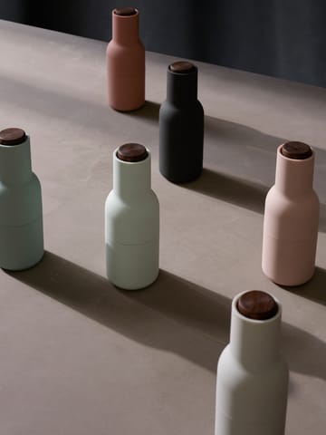 Bottle Grinder μύλος μπαχαρικών Συσκευασία 2 τμχ. - στάχτη-κάρβουνο (καπάκι από καρυδιά)  - Audo Copenhagen