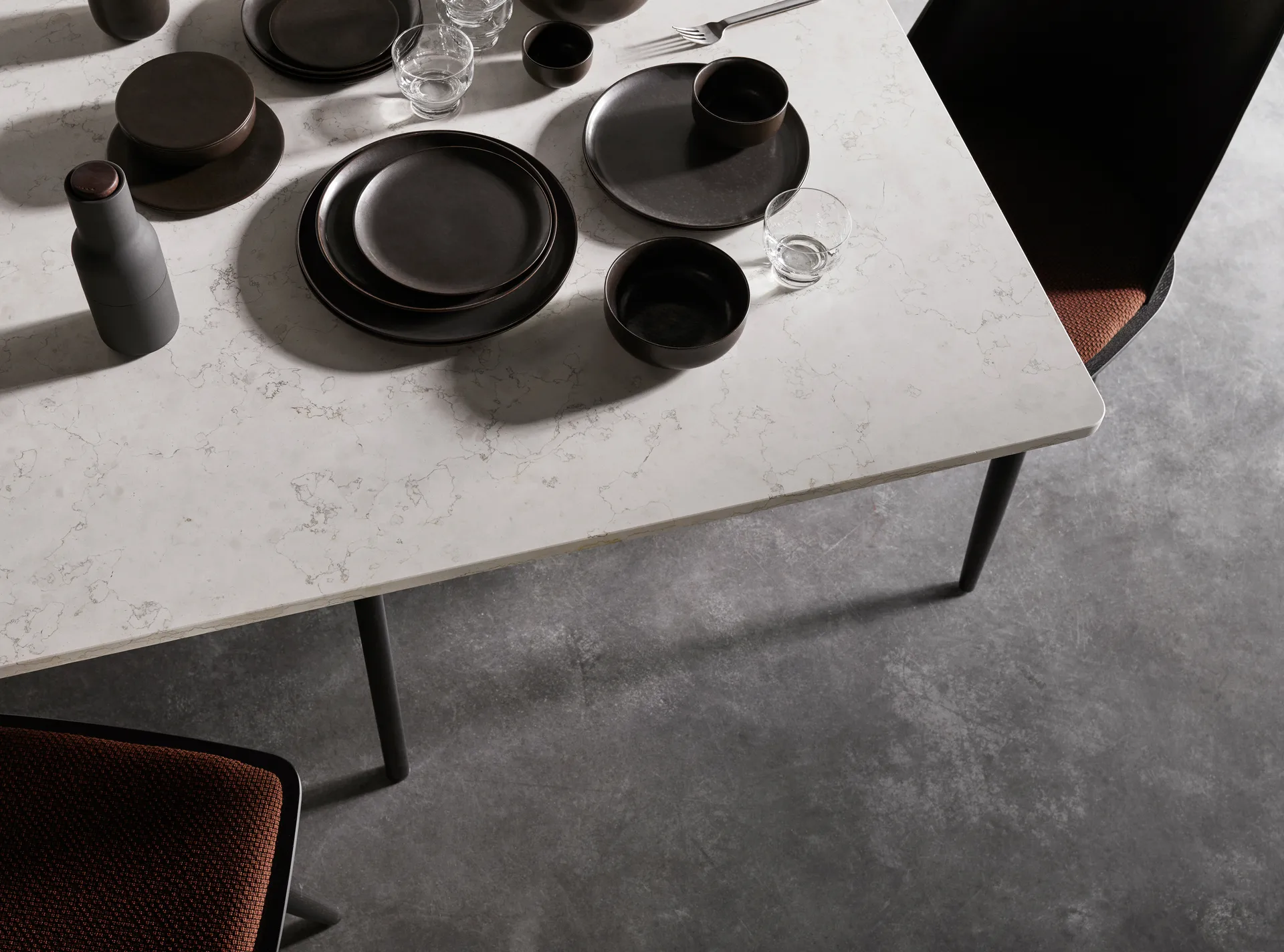 Bottle Grinder μύλος μπαχαρικών Συσκευασία 2 τμχ., στάχτη-κάρβουνο (καπάκι από καρυδιά)  Audo Copenhagen