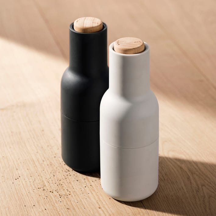 Bottle Grinder μύλος μπαχαρικών Συσκευασία 2 τμχ., στάχτη-κάρβουνο (καπάκι από ξύλο οξιάς) Audo Copenhagen