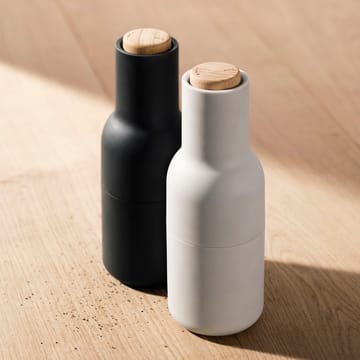 Bottle Grinder μύλος μπαχαρικών Συσκευασία 2 τμχ. - στάχτη-κάρβουνο (καπάκι από ξύλο οξιάς) - Audo Copenhagen
