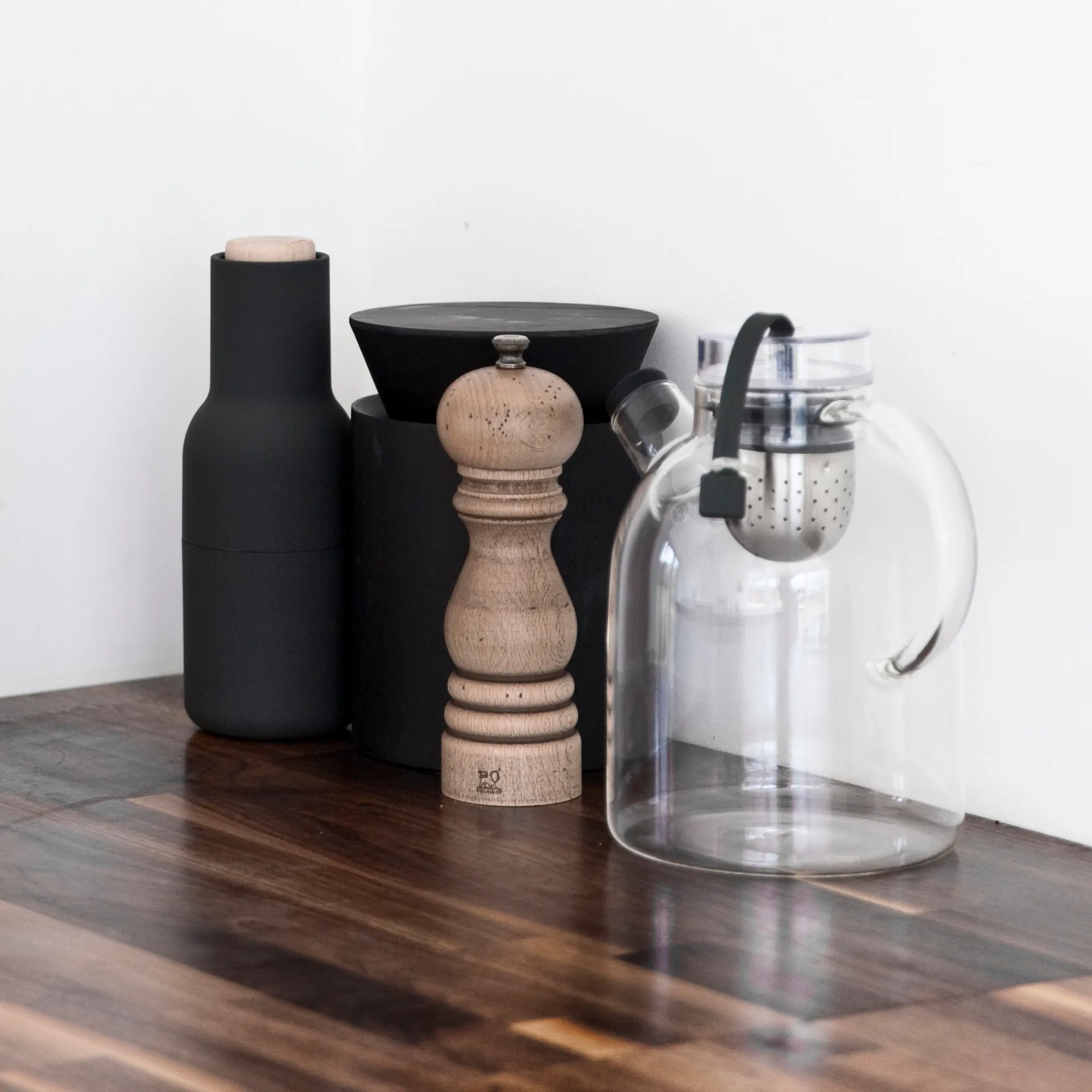Bottle Grinder μύλος μπαχαρικών Συσκευασία 2 τμχ., στάχτη-κάρβουνο (καπάκι από ξύλο οξιάς) Audo Copenhagen