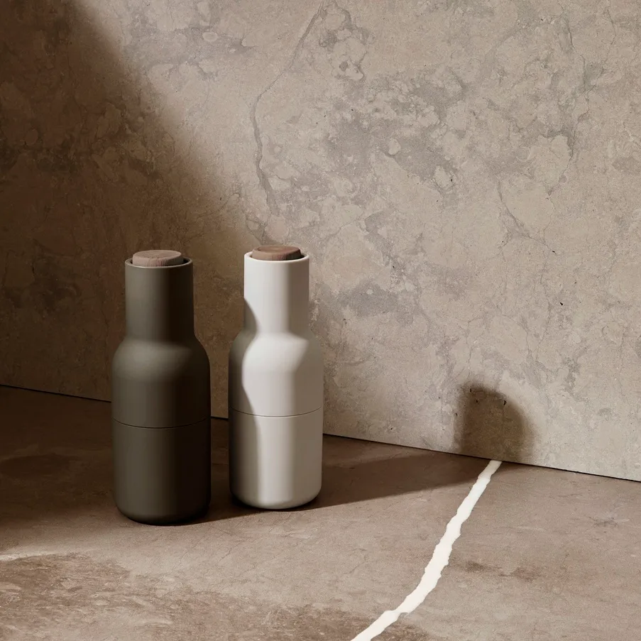 Bottle Grinder μύλος μπαχαρικών Συσκευασία 2 τμχ., πράσινο του κυνηγιού-μπεζ (καρυδιά)  Audo Copenhagen