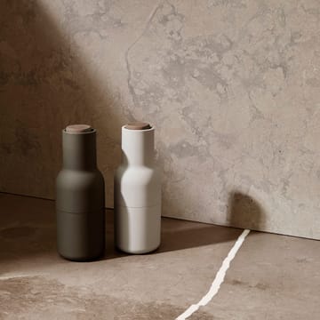 Bottle Grinder μύλος μπαχαρικών Συσκευασία 2 τμχ. - πράσινο του κυνηγιού-μπεζ (καρυδιά)  - Audo Copenhagen