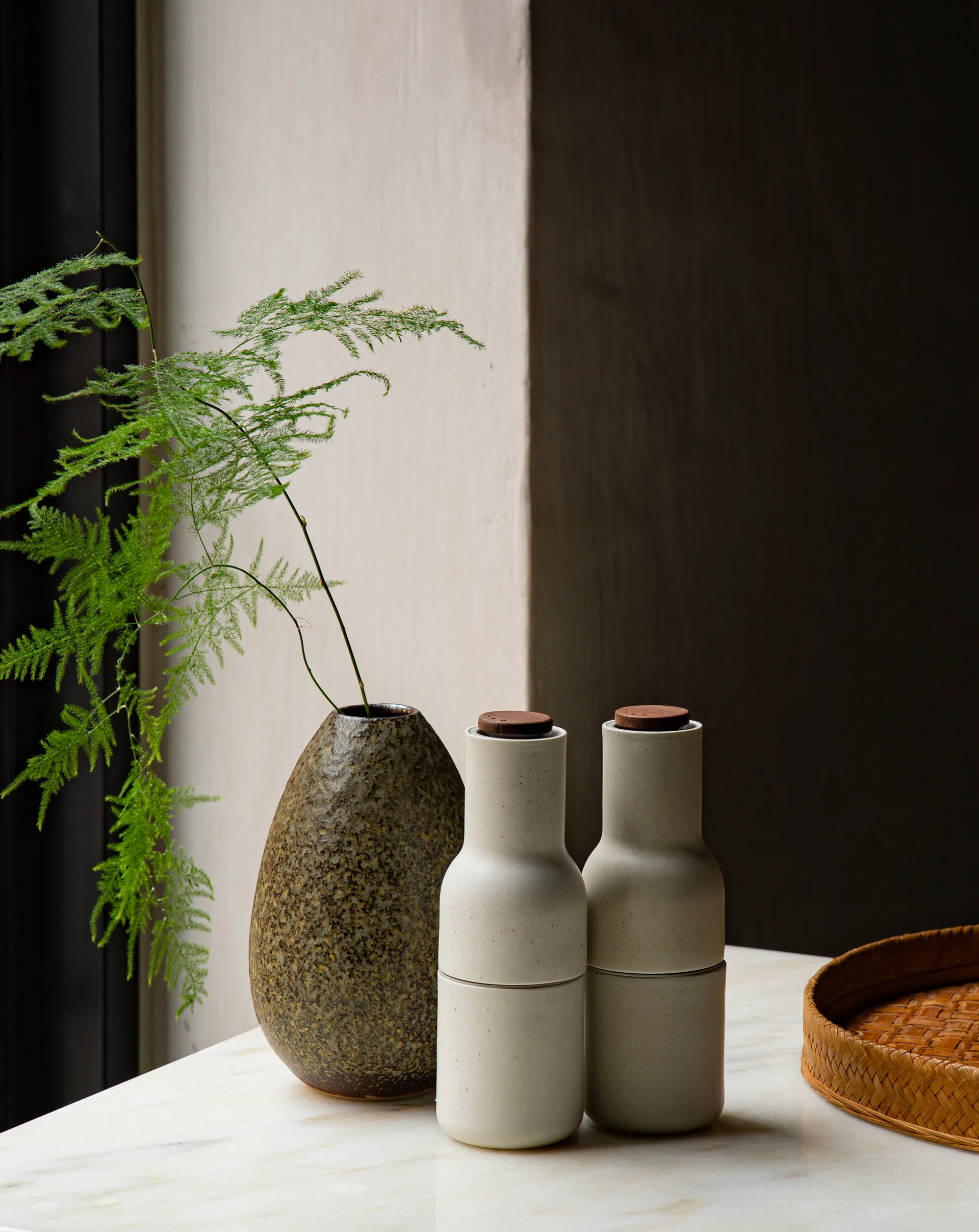 Bottle Grinder μύλος μπαχαρικών Συσκευασία 2 τμχ., πράσινο του κυνηγιού-μπεζ (καρυδιά)  Audo Copenhagen