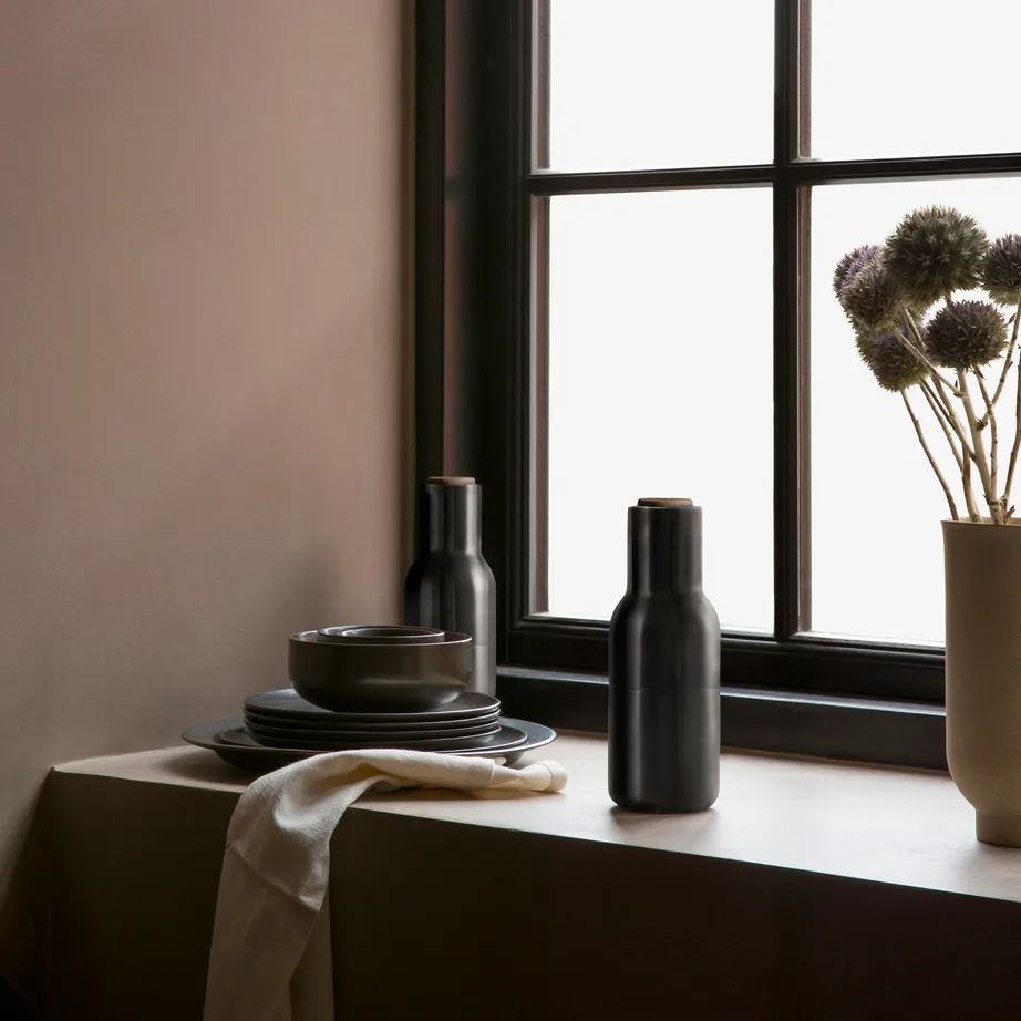 Bottle Grinder μύλος μπαχαρικών μεταλλικός Συσκευασία 2 τεμαχίων, μπρονζέ ορείχαλκος (καπάκι από καρυδιά) Audo Copenhagen