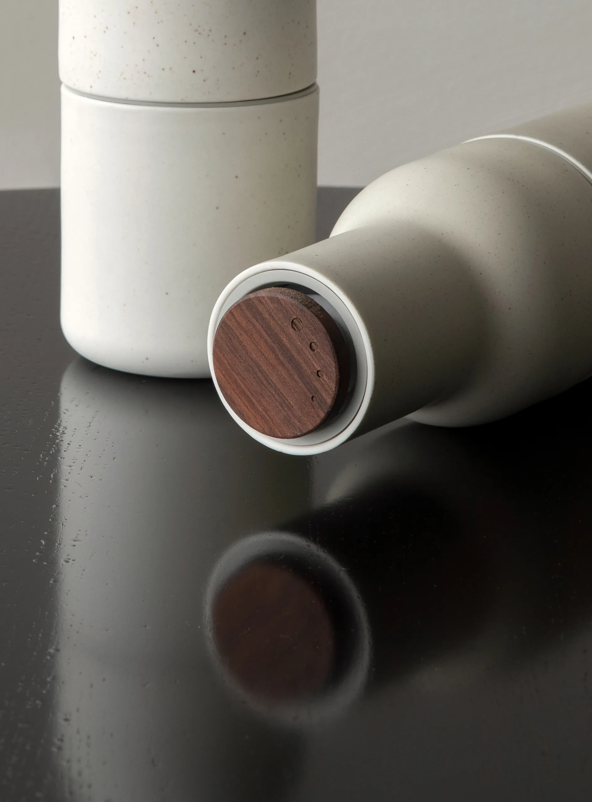 Bottle Grinder μύλος μπαχαρικών κεραμικός Συσκευασία 2 τεμαχίων, άμμος (καπάκι καρυδιάς) Audo Copenhagen