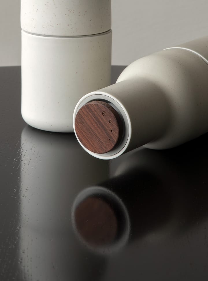 Bottle Grinder μύλος μπαχαρικών κεραμικός Συσκευασία 2 τεμαχίων, άμμος (καπάκι καρυδιάς) Audo Copenhagen