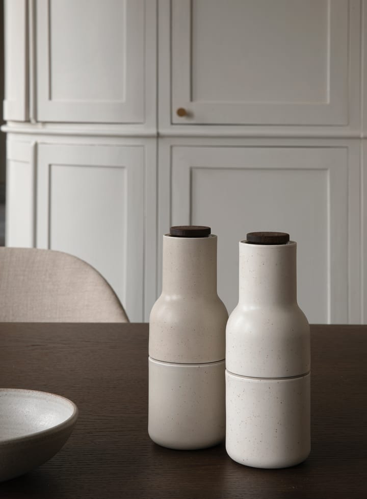 Bottle Grinder μύλος μπαχαρικών κεραμικός Συσκευασία 2 τεμαχίων, άμμος (καπάκι καρυδιάς) Audo Copenhagen