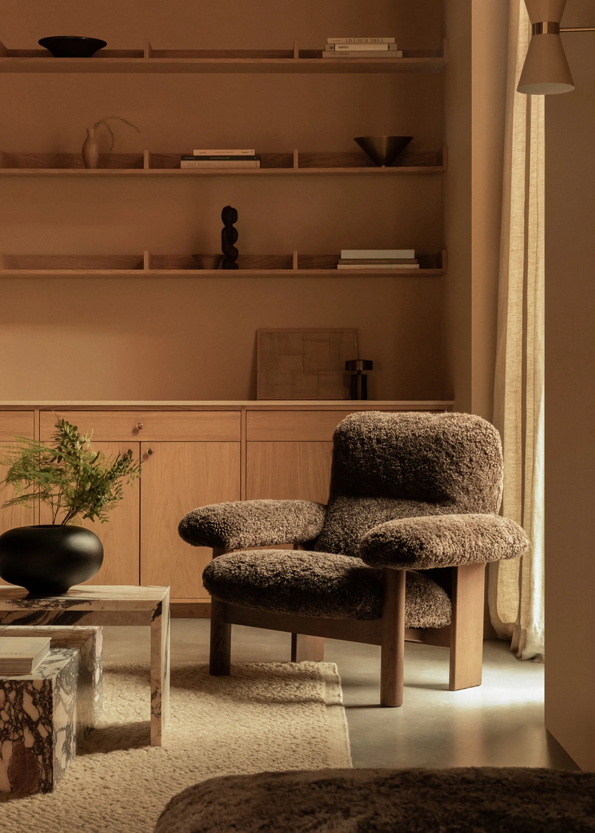 Πολυθρόνα Brasilia, Dark oak-Root sheepskin Audo Copenhagen