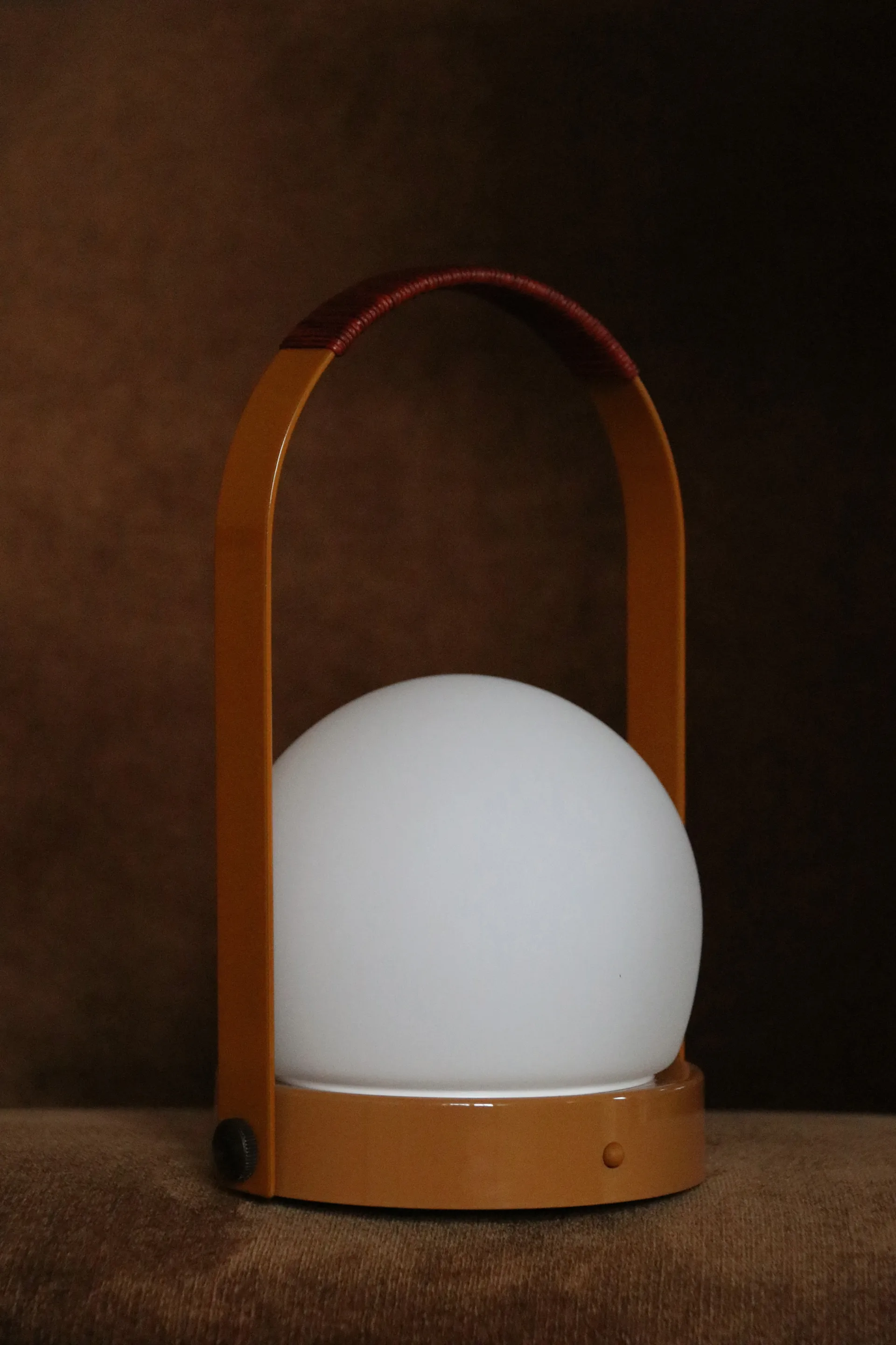 Carrie φορητό επιτραπέζιο φωτιστικό, Golden brown Audo Copenhagen