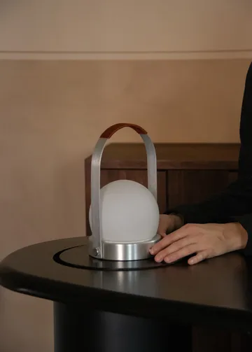 Carrie φορητό επιτραπέζιο φωτιστικό - Βουρτσισμένο αλουμίνιο - Audo Copenhagen