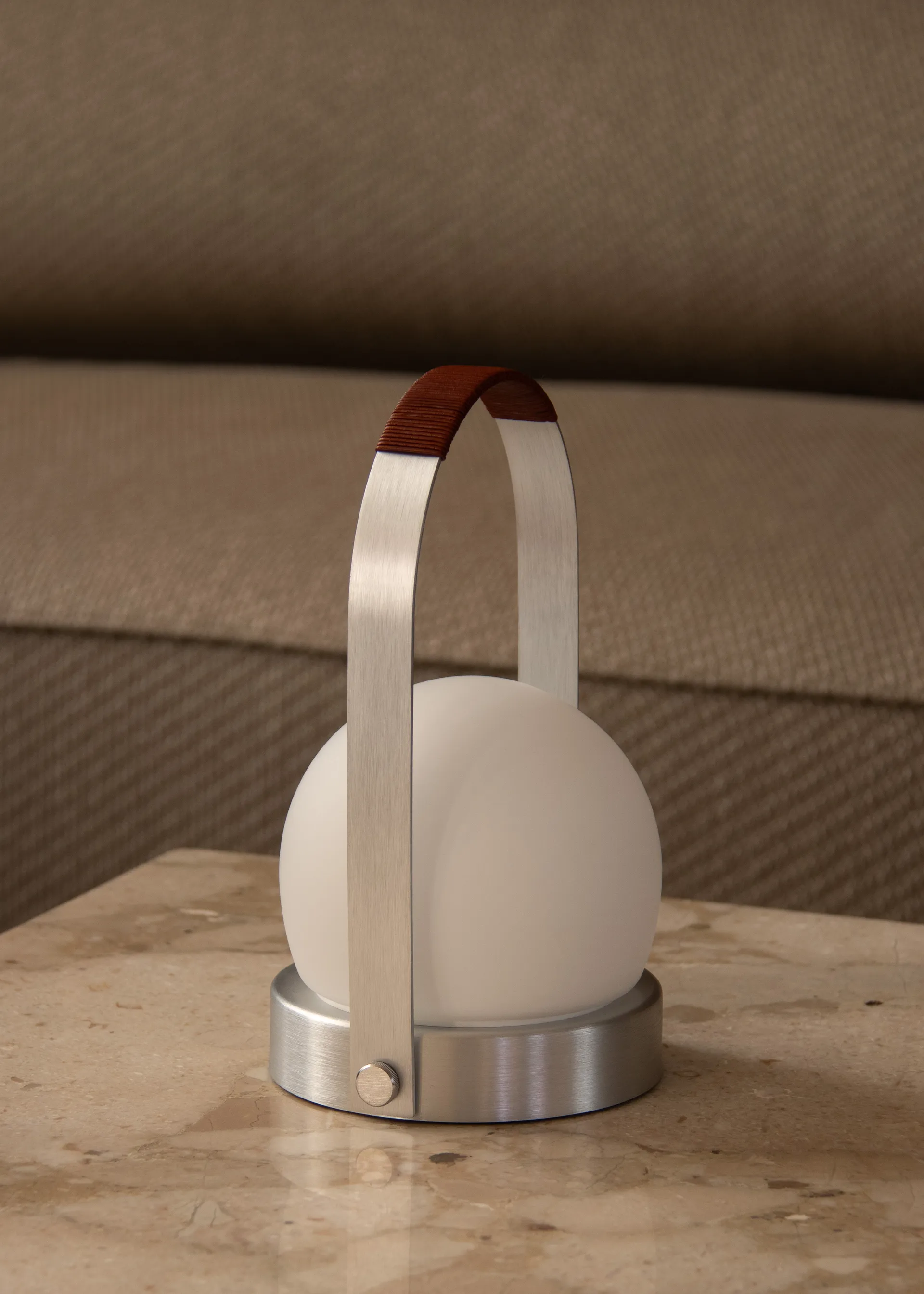 Carrie φορητό επιτραπέζιο φωτιστικό, Βουρτσισμένο αλουμίνιο Audo Copenhagen