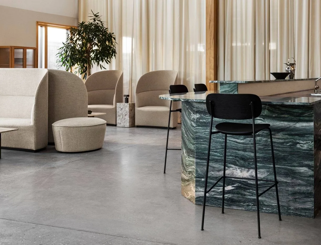 Co Bar Chair καρέκλα μπαρ, Μαύρη δρυς-χρωμιωμένος χάλυβας, 65 εκ. Audo Copenhagen