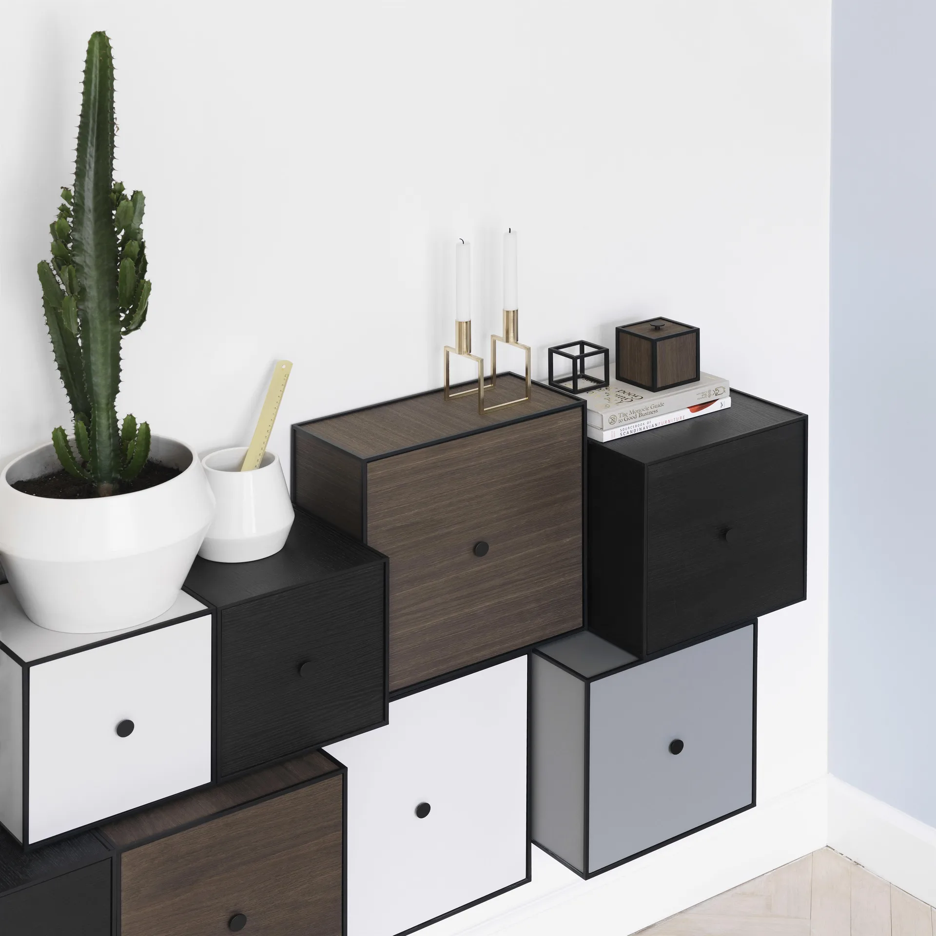 Frame 42 κύβος με πόρτα, καπνισμένη δρυς Audo Copenhagen