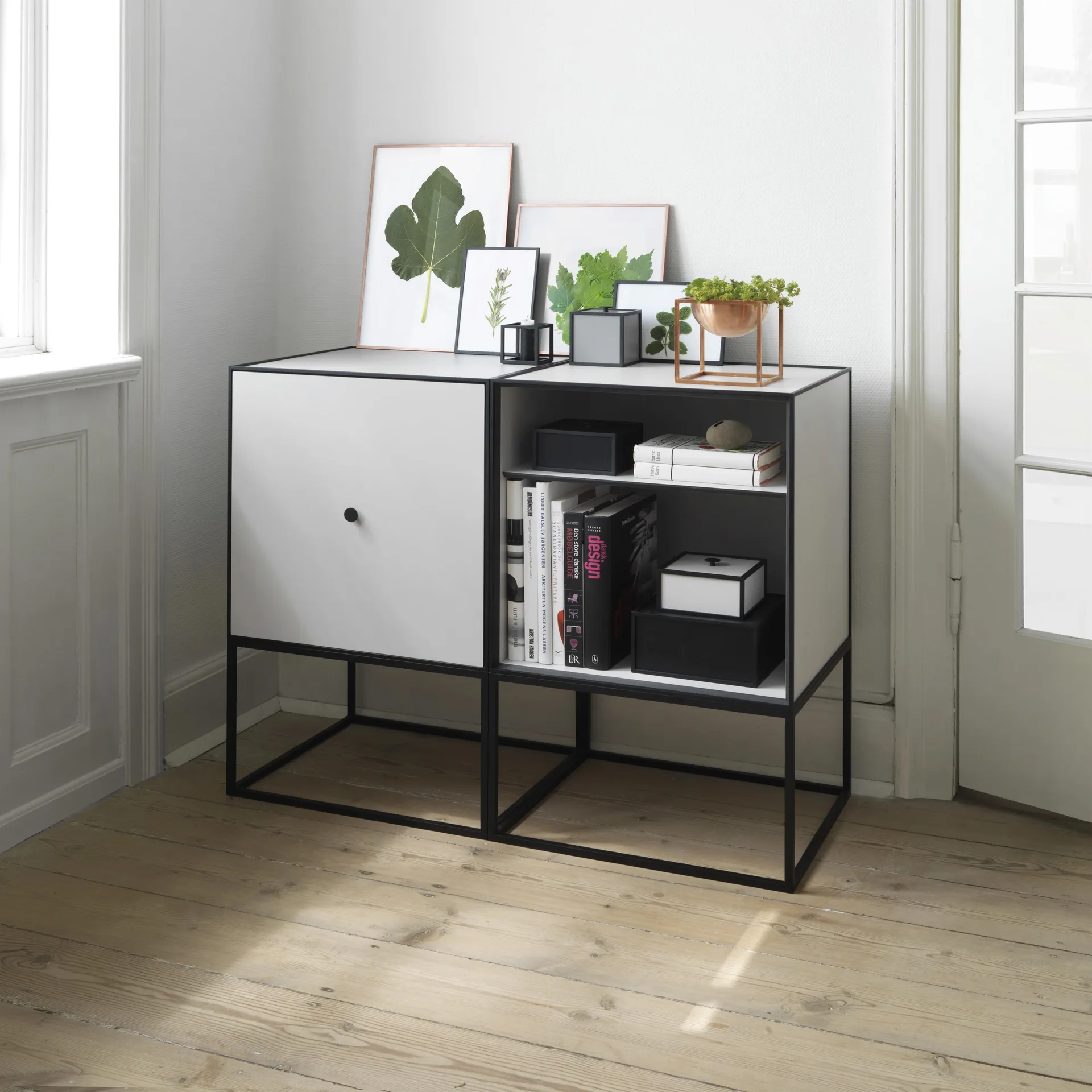 Frame 49 κύβος με πόρτα, ανοιχτό γκρι Audo Copenhagen