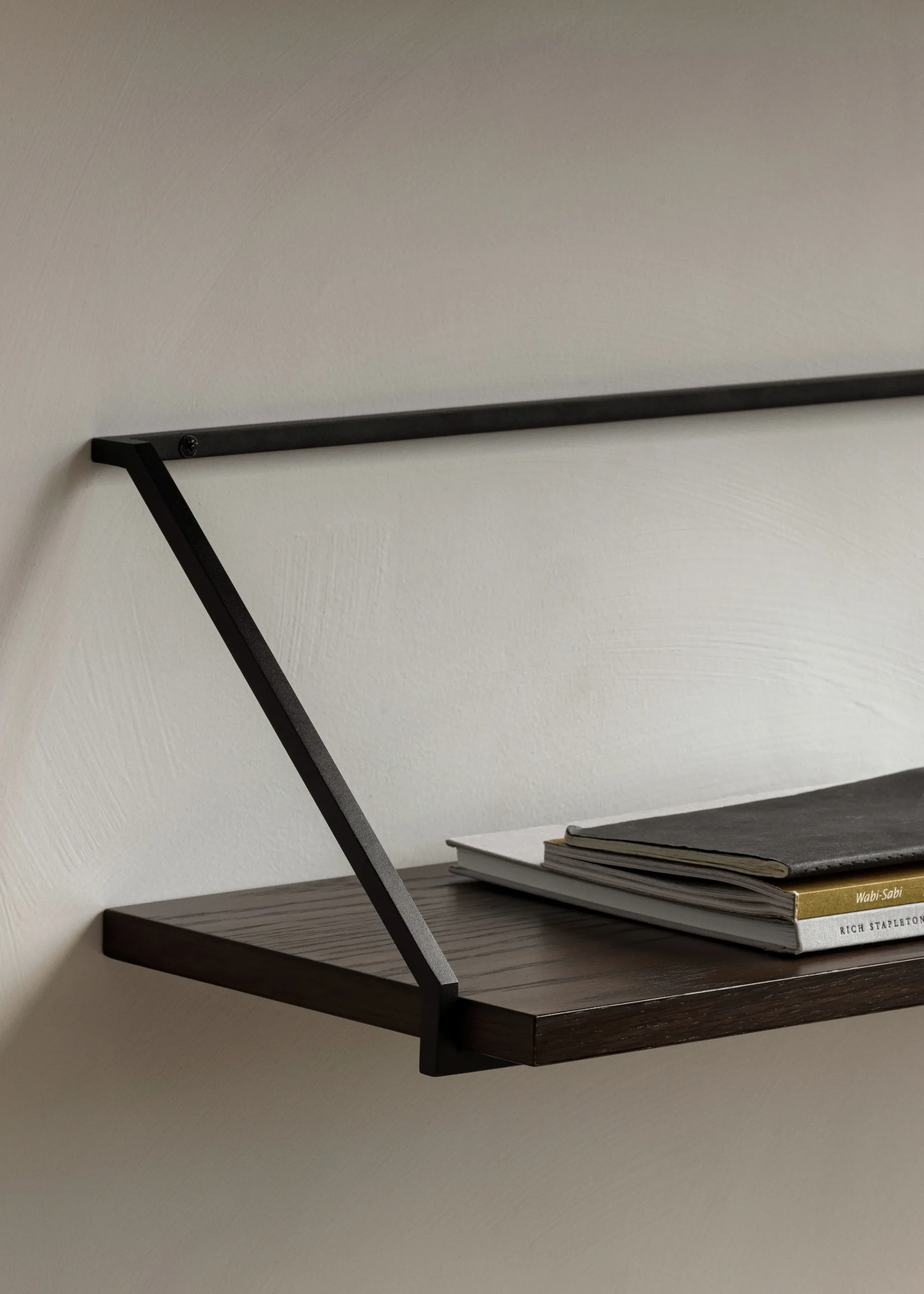 Ράγα hylla, Σκούρα βερνικωμένη δρυς Audo Copenhagen