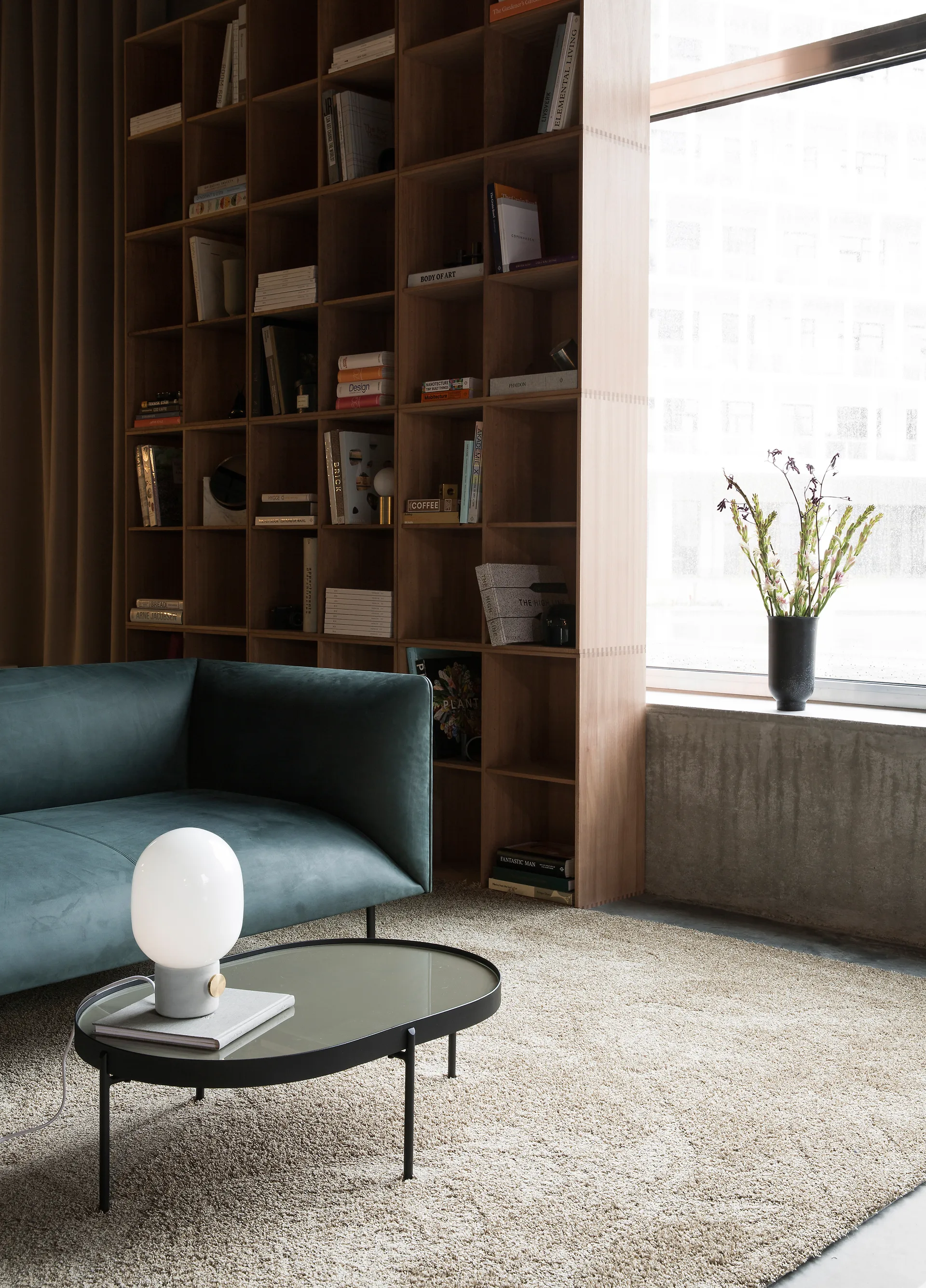 JWDA επιτραπέζιο φωτιστικό, τσιμέντο-ορείχαλκος Audo Copenhagen