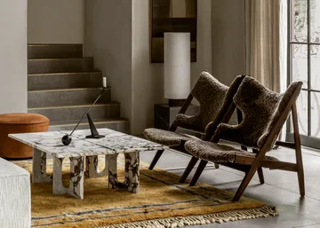 Knitting πολυθρόνα σαλονιού - Δέρμα προβάτου sahara, πόδια από καρυδιά - Audo Copenhagen