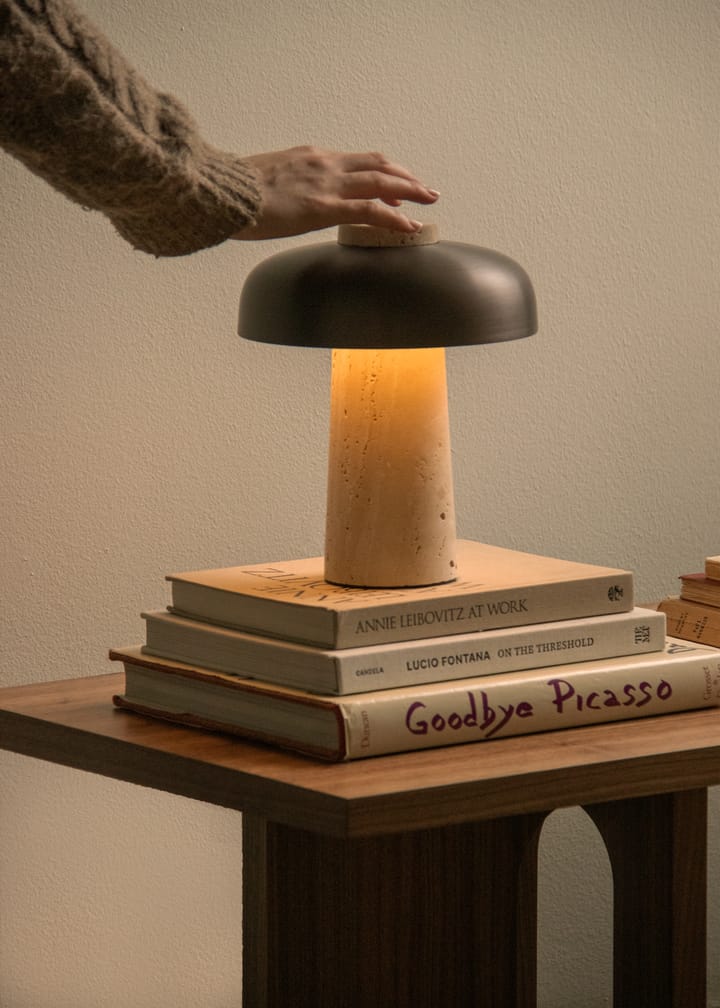 Reverse φορητό επιτραπέζιο φωτιστικό 24,5 cm, Travertine-bronzed aluminium Audo Copenhagen