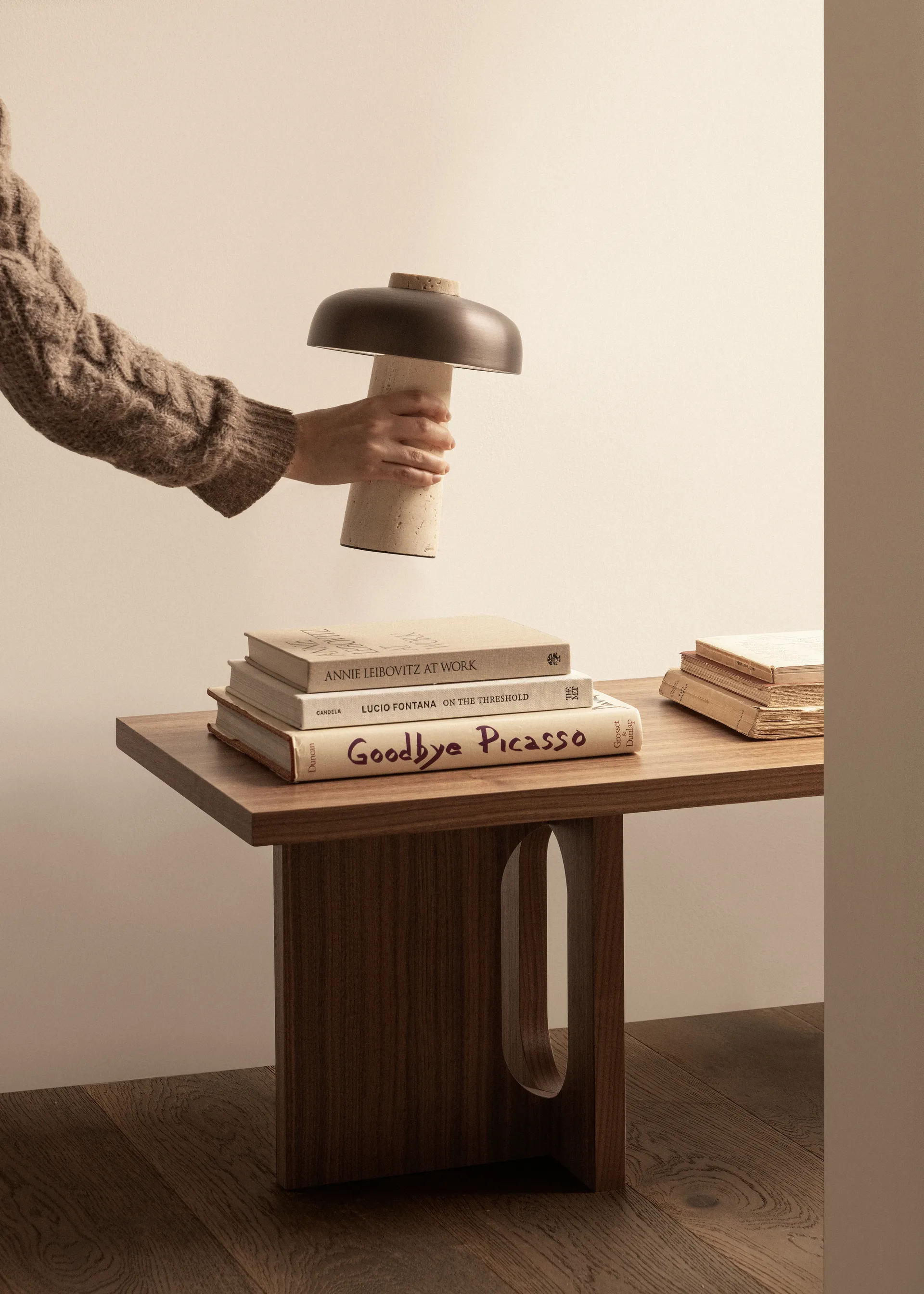 Reverse φορητό επιτραπέζιο φωτιστικό 24,5 cm, Travertine-bronzed aluminium Audo Copenhagen