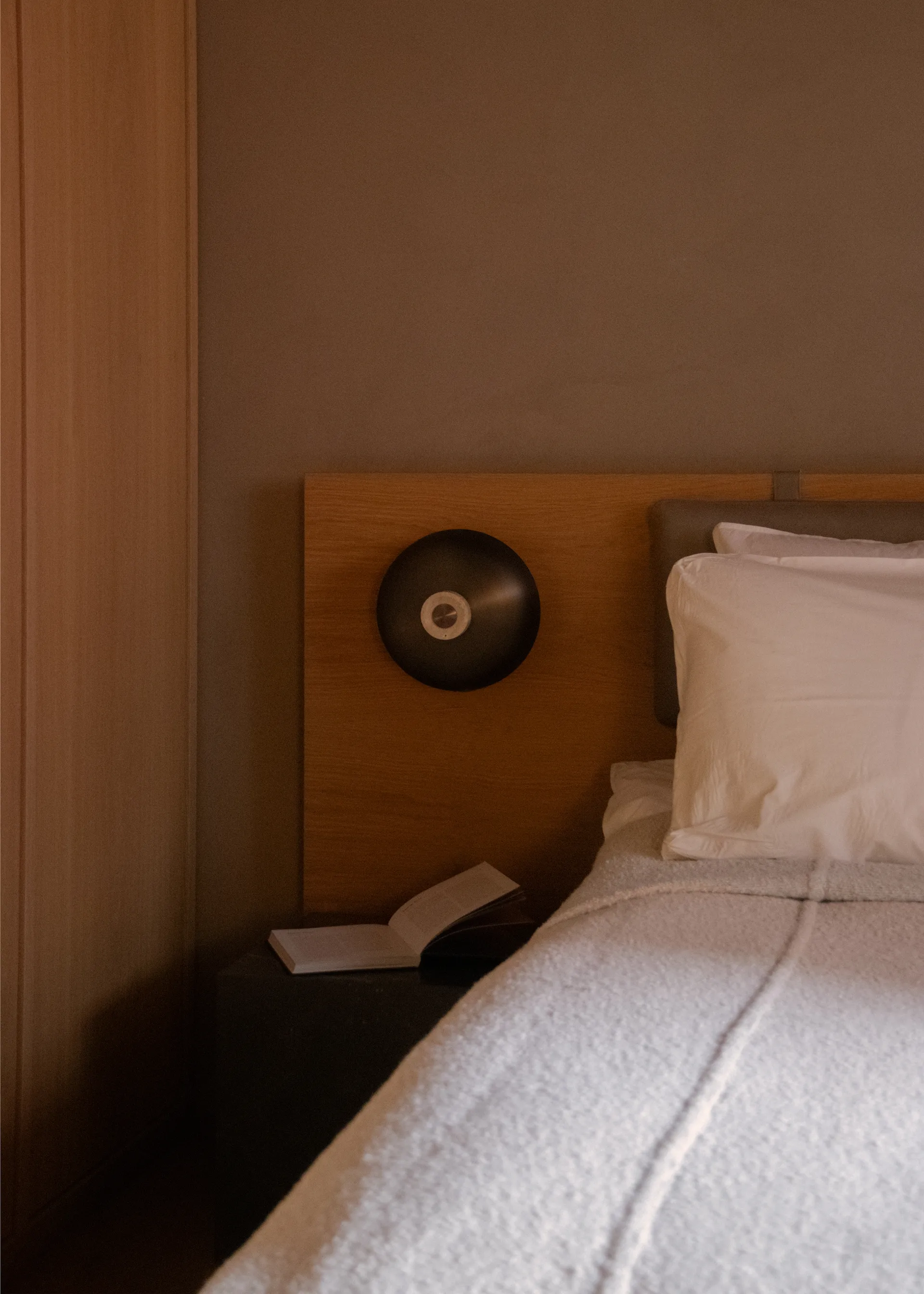 Reverse φωτιστικό τοίχου σταθερή εγκατάσταση, Bronzed aluminium Audo Copenhagen