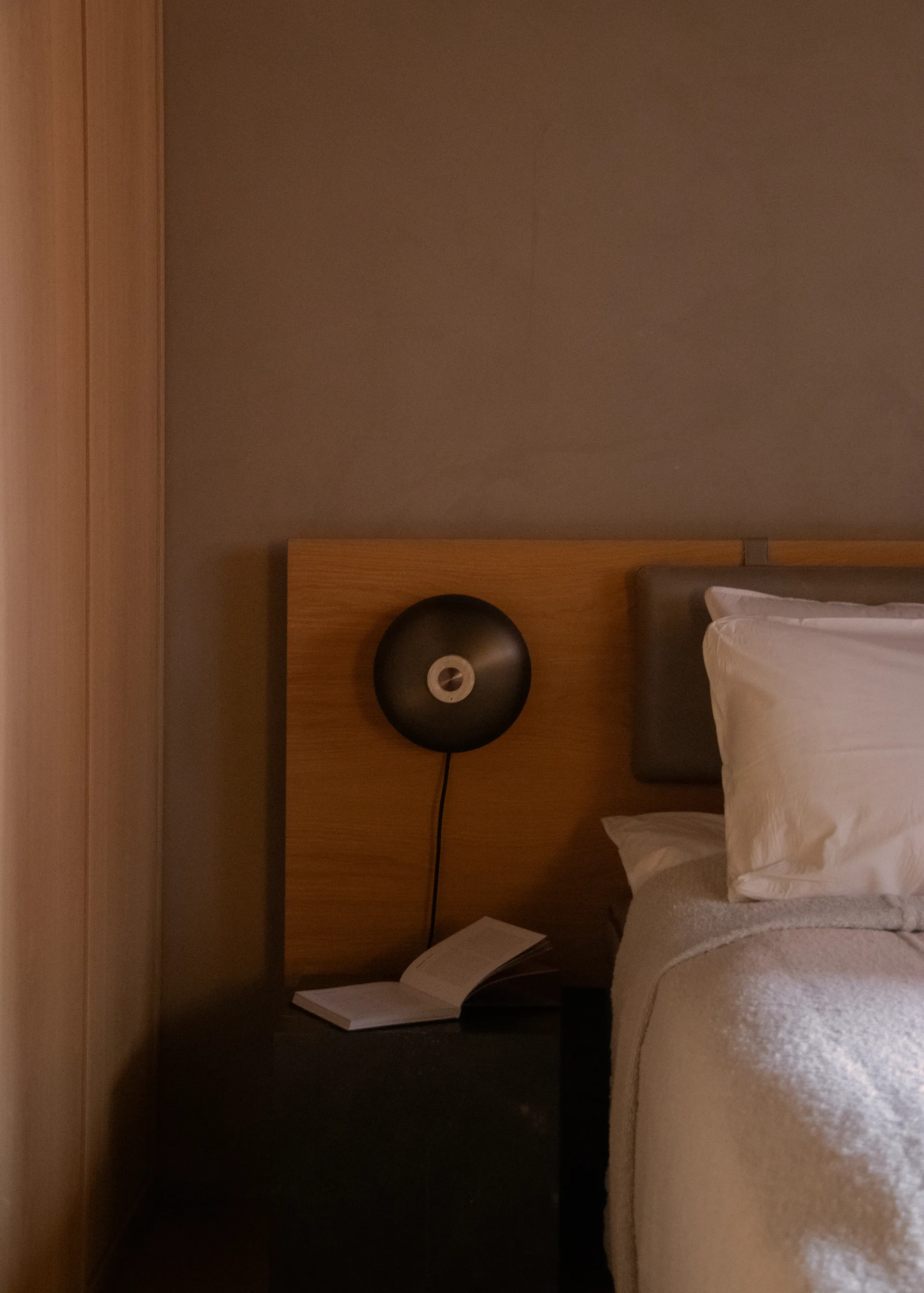 Reverse απλίκα τοίχου, Bronzed aluminium Audo Copenhagen