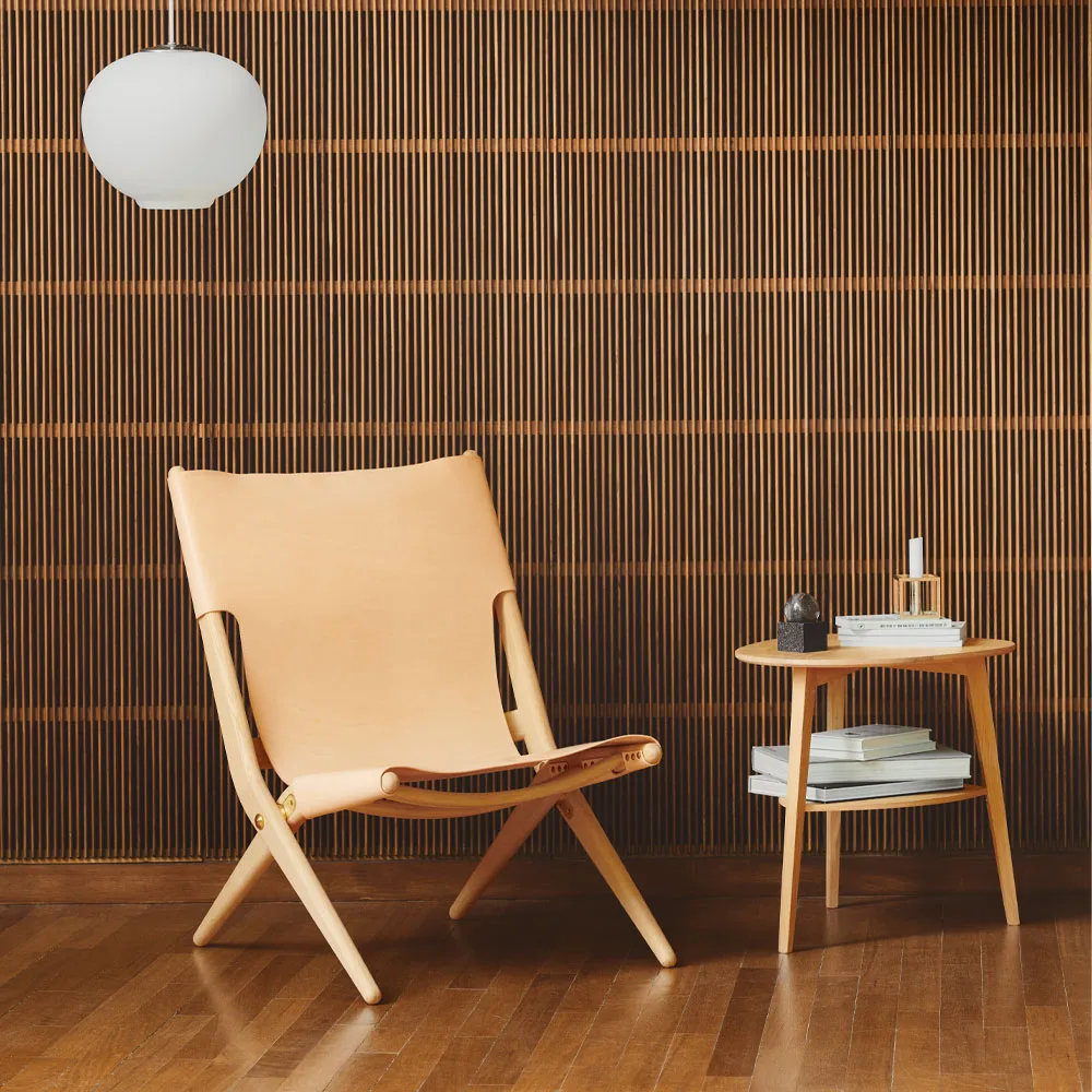 Πολυθρόνα Saxe, Μαύρο δέρμα, πόδια δρυός με μαύρη βαφή Audo Copenhagen