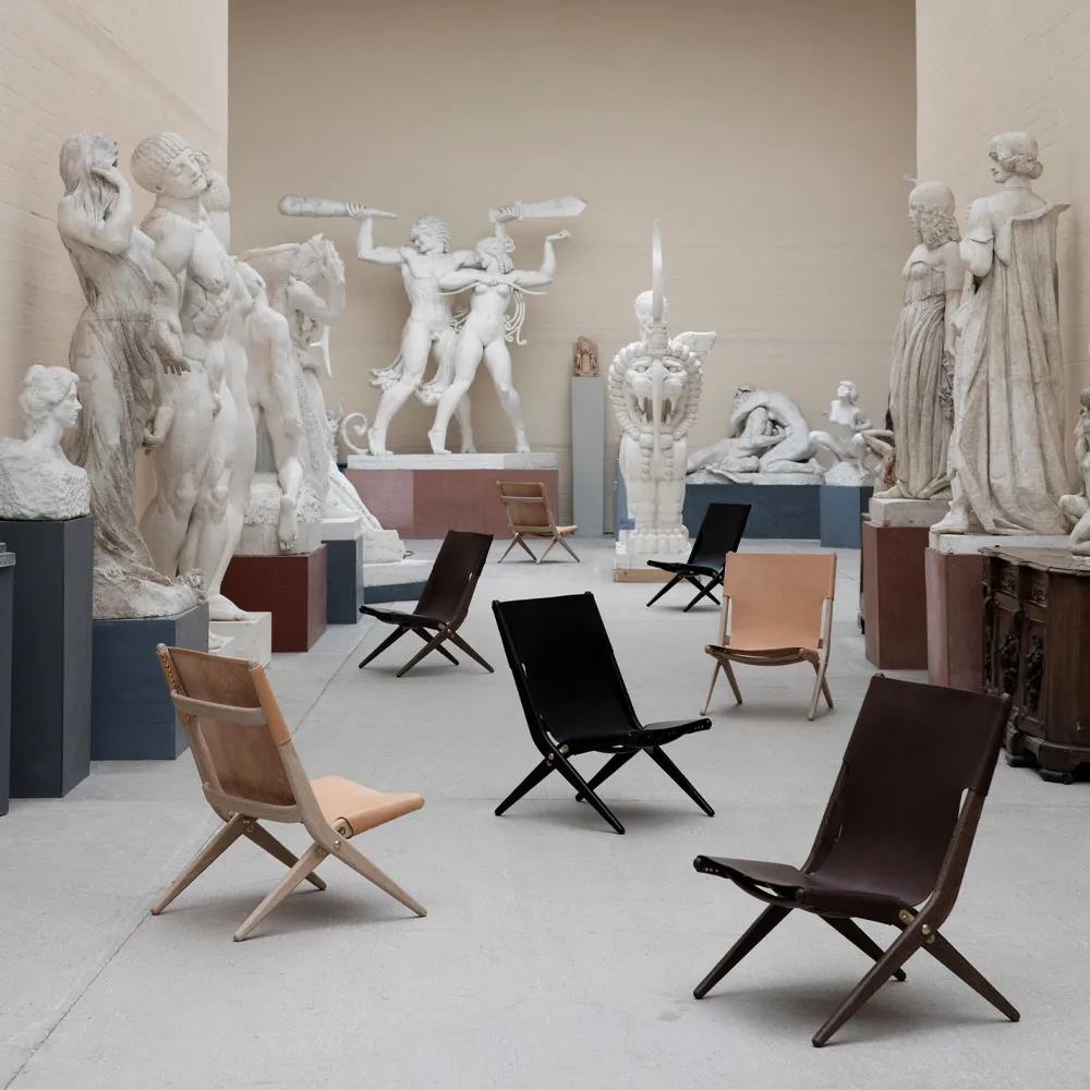 Πολυθρόνα Saxe, Μαύρο δέρμα, πόδια δρυός με μαύρη βαφή Audo Copenhagen