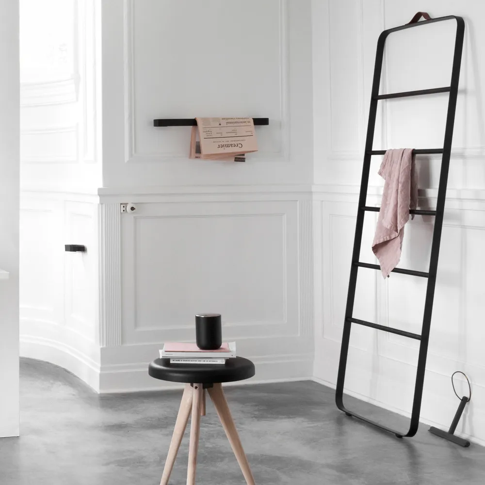 Κρεμάστρα πετσετών Towel, Μαύρο, μπάρες σε σκούρο στάχτi, δερμάτινο Audo Copenhagen