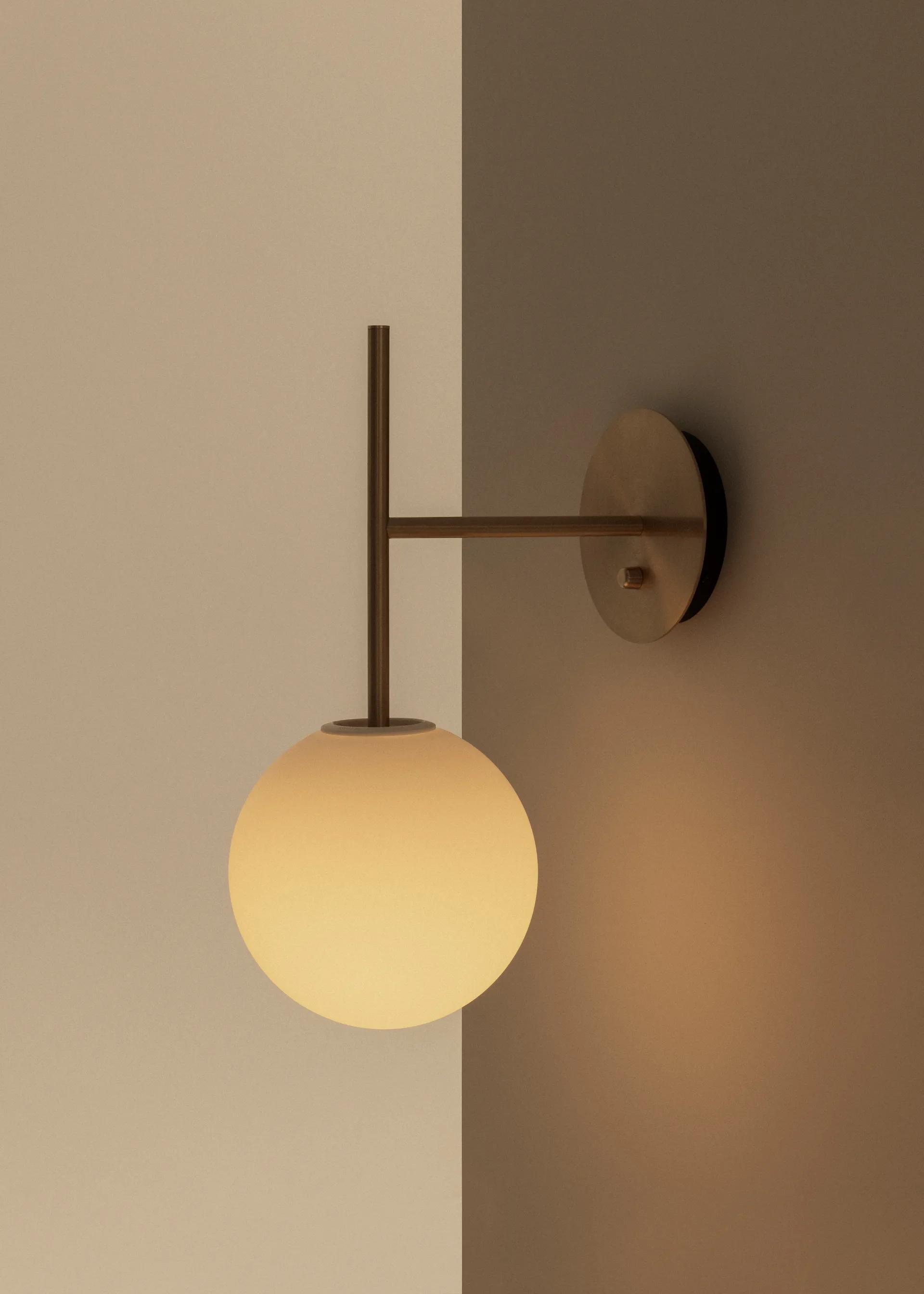 TR Bulb Suspended φωτιστικό τοίχου, Brushed brass Audo Copenhagen