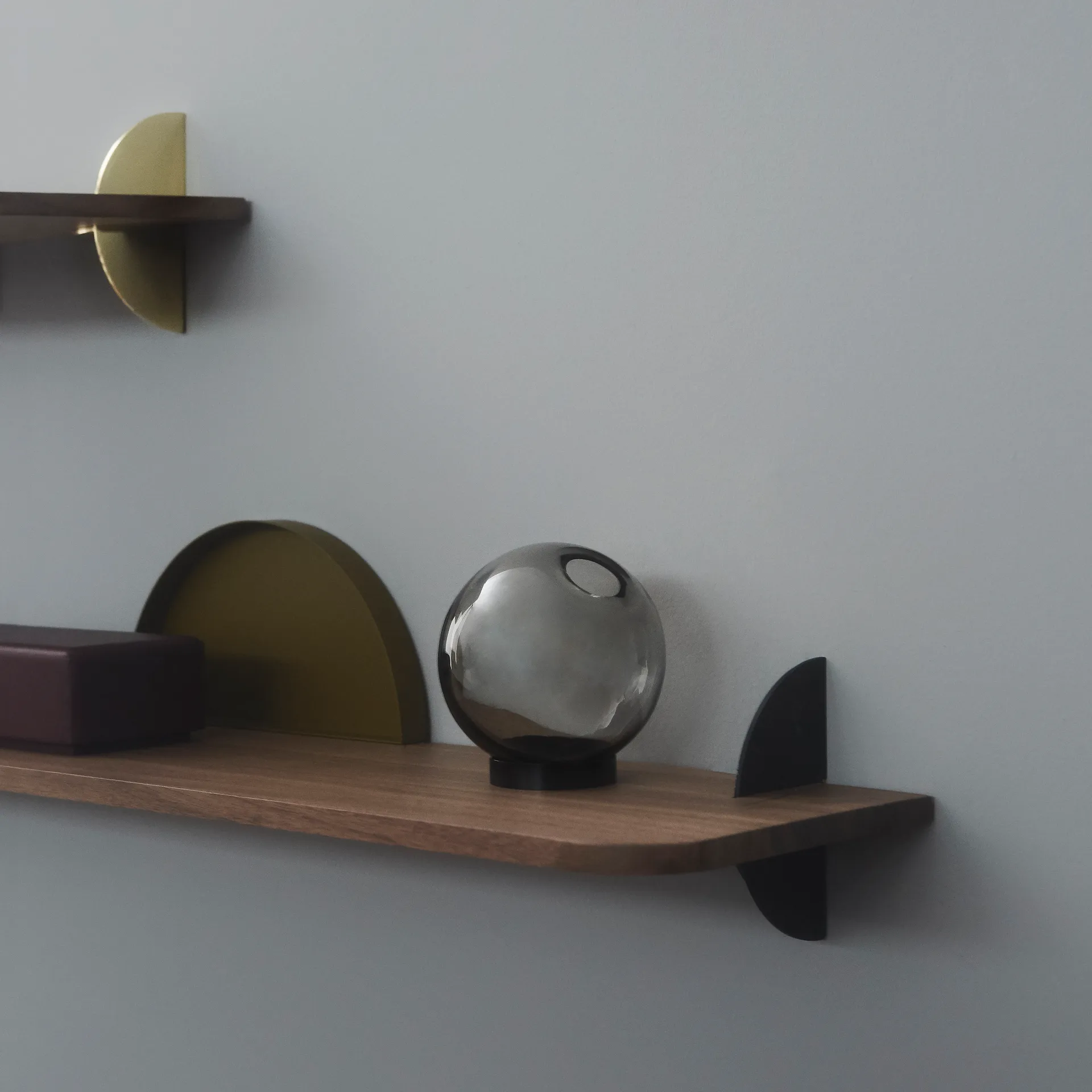 Aedes ράφι 50 cm, καρυδιά-μαύρο AYTM