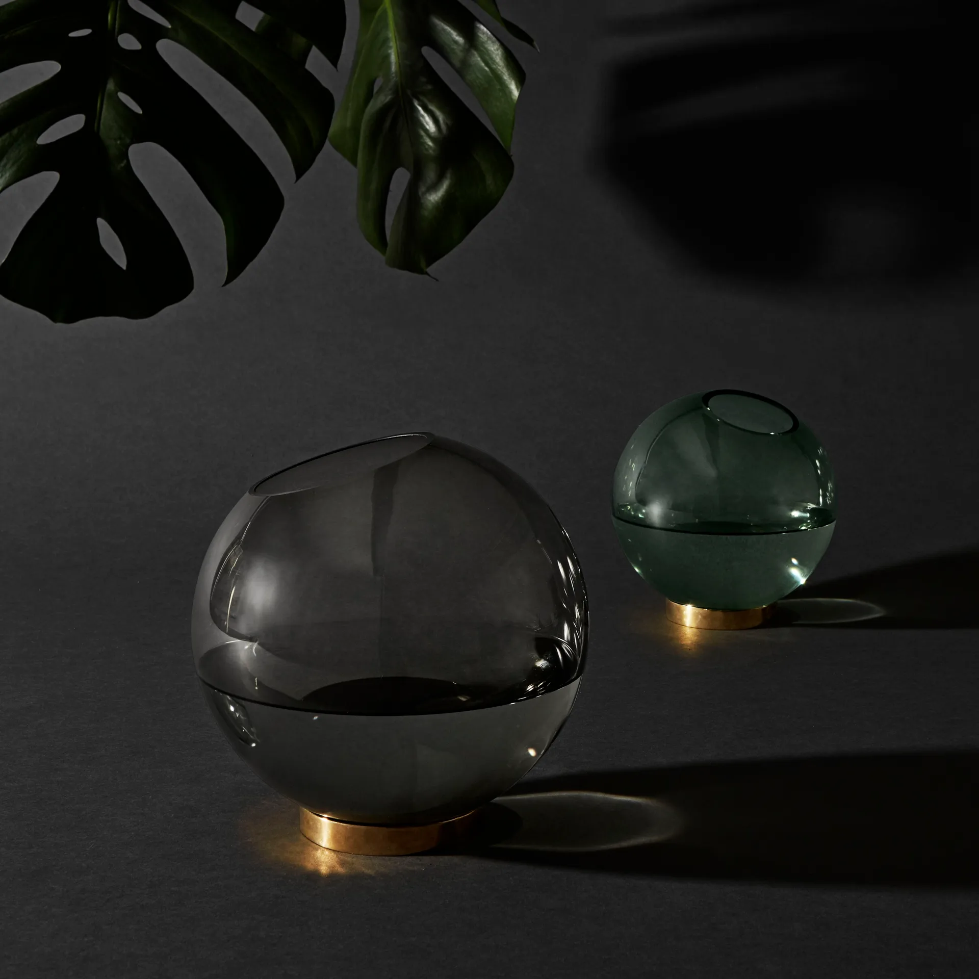 Globe βάζο μεγάλο, μαύρο-ορείχαλκος AYTM