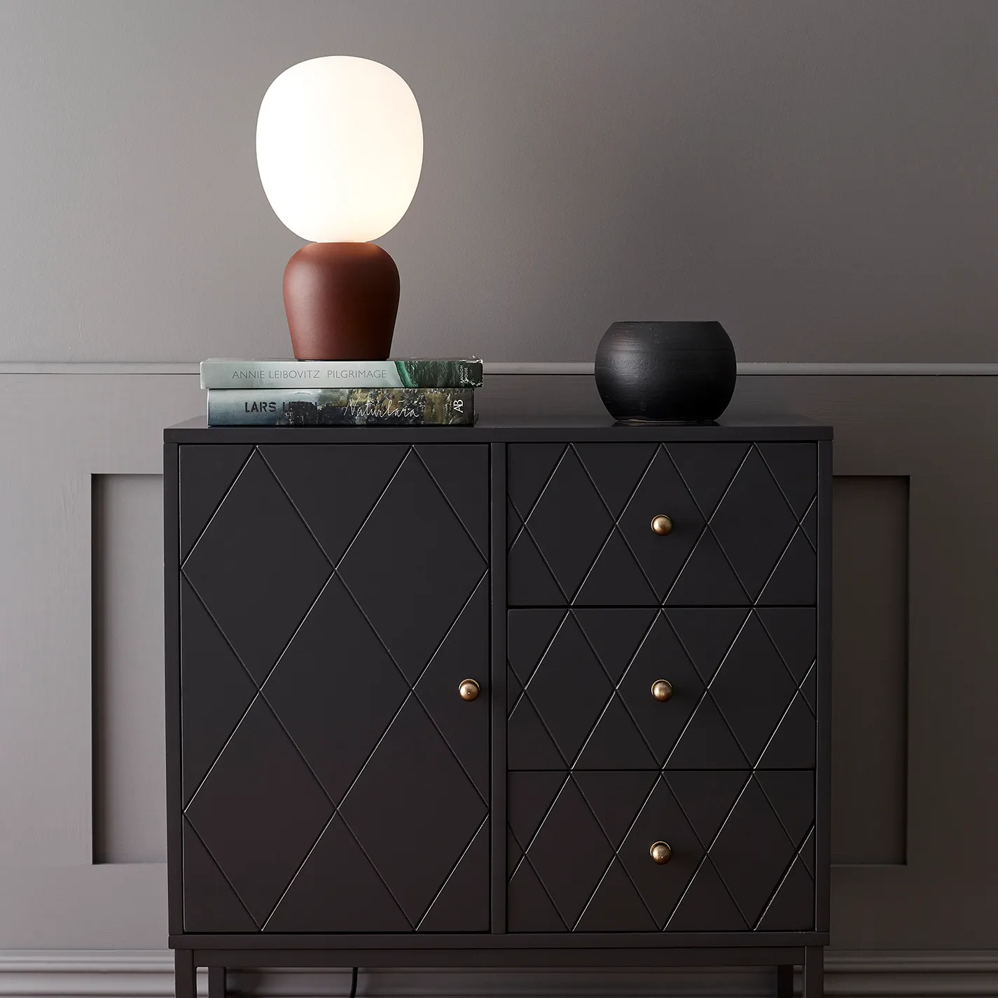 Buddy επιτραπέζιο φωτιστικό γυαλί γάλακτος, σκουρόχρωμη σκουριά (κόκκινο-καφέ) Belid