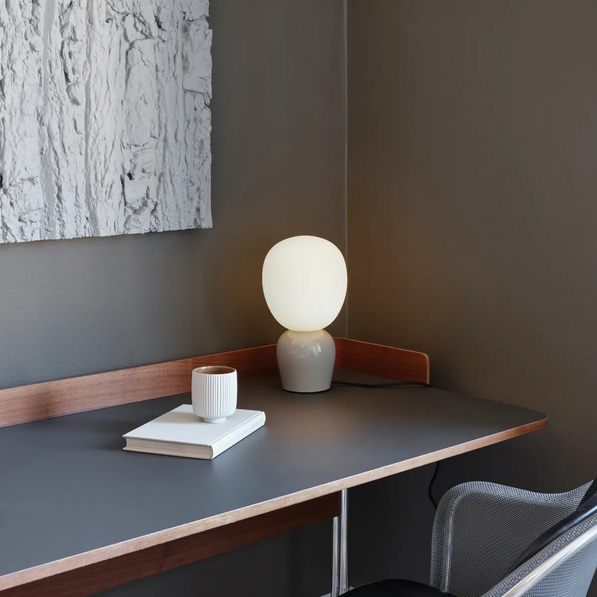 Buddy επιτραπέζια λάμπα από οπαλικό γυαλί, Soft greige Belid